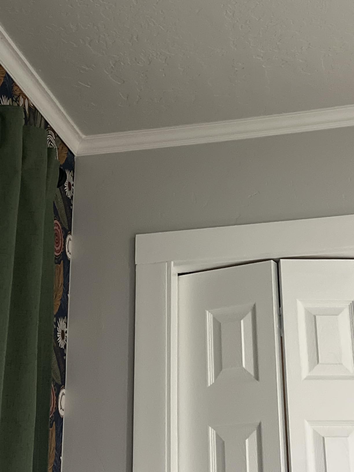 Art3d 10-Pack 47Ft White Ceiling Crown Molding Trim, High Impact Polystyrene Decorative Ceiling Moulding, Installed with Glue customer photo 1