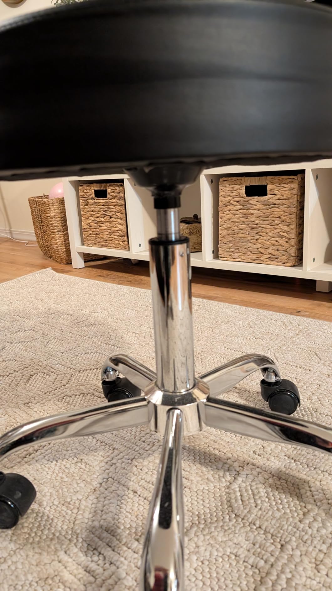 VEVOR Rolling Stool with Wheels, 450 LBS Weight Capacity Round Rolling Stool Chair, Height Adjustable Thickened PU Leather Swivel Stool for Salon, Spa, Massage, Tattoo, Clinic, Black customer photo 2