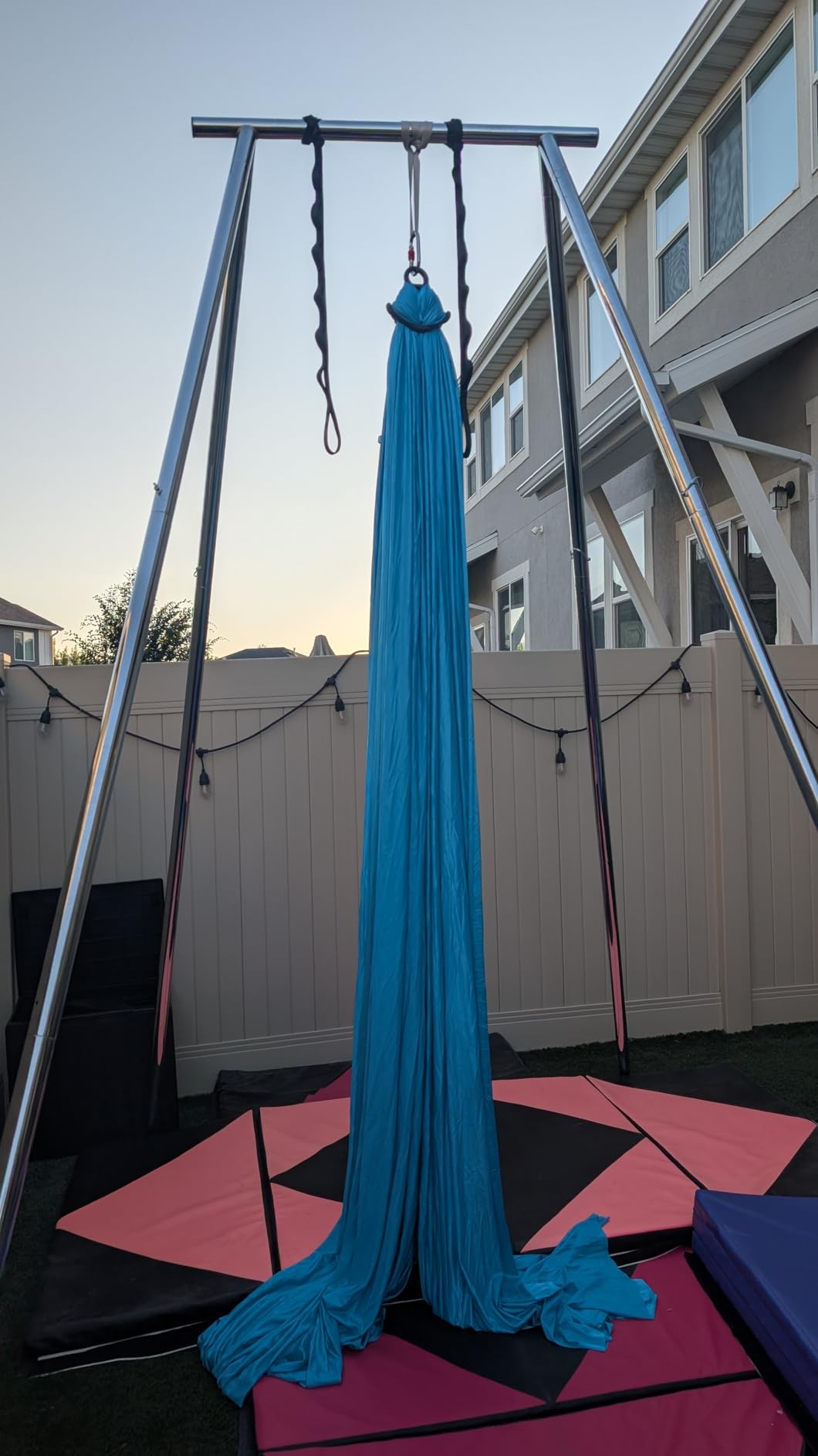 VEVOR Aerial Yoga Frame & Hammock, 551.15 lbs Load Capacity, 9.68 ft Height Professional Training Swing Stand Comes with 13.1 Yards Aerial Hammock, Yoga Rig for Indoor Outdoor customer photo 2