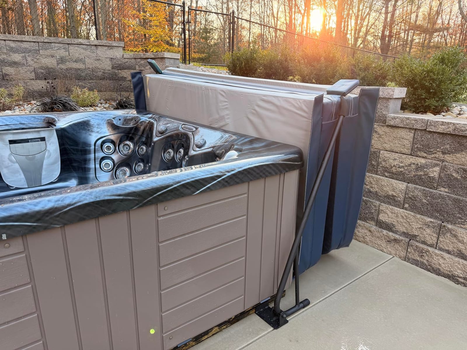 VEVOR Hot Tub Cover Lift, Adjustable Spa Cover Lift, Height 31.5 to 41.3 in, Width 69 to 100.5 in, Mounts on Both Sides at The Top, Compatible with Different Sizes of Rectangular Hot Tubs and Spas customer photo 1