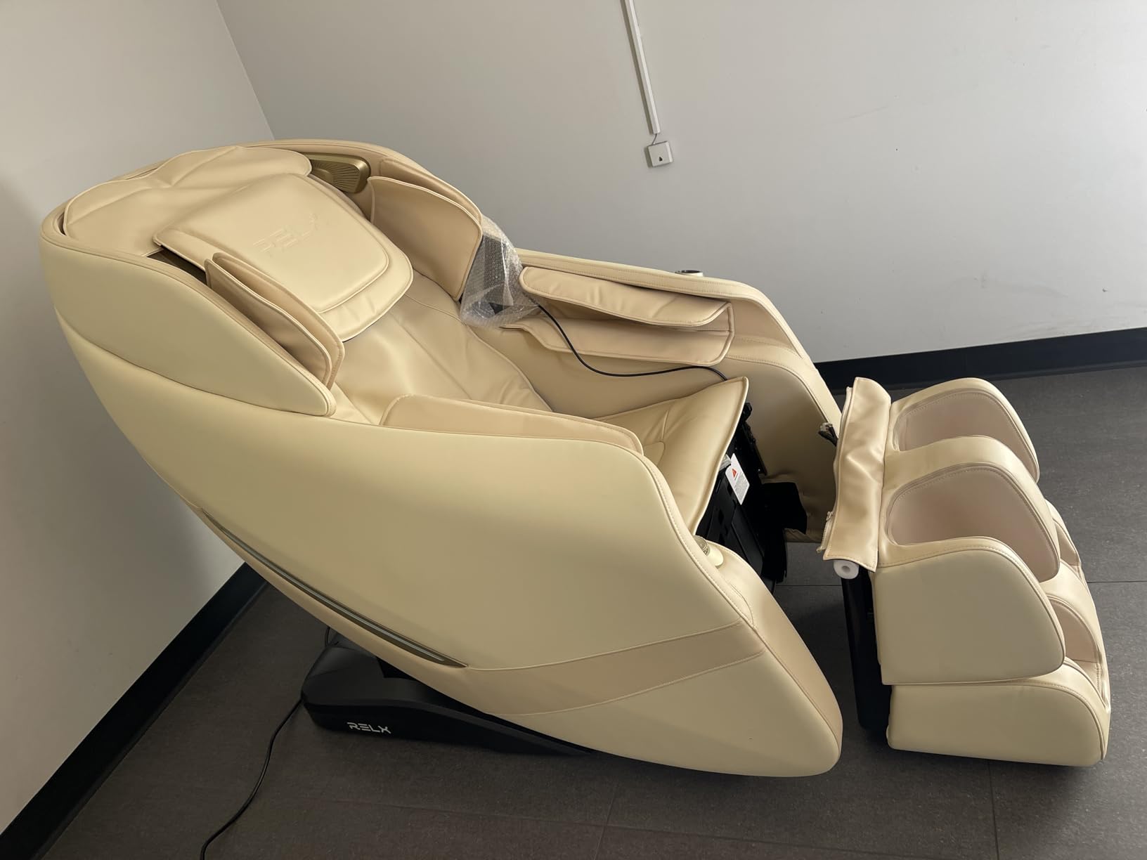 RELX Massage Chair Full Body, Shiatsu, Airbag Massage, SL-Track, Coffee | Zero Gravity Massage Chair with 13 Modes, Body Scan, Foot Massage with Extendable Calf Rest, Heating, Yoga, AI Control customer photo 2