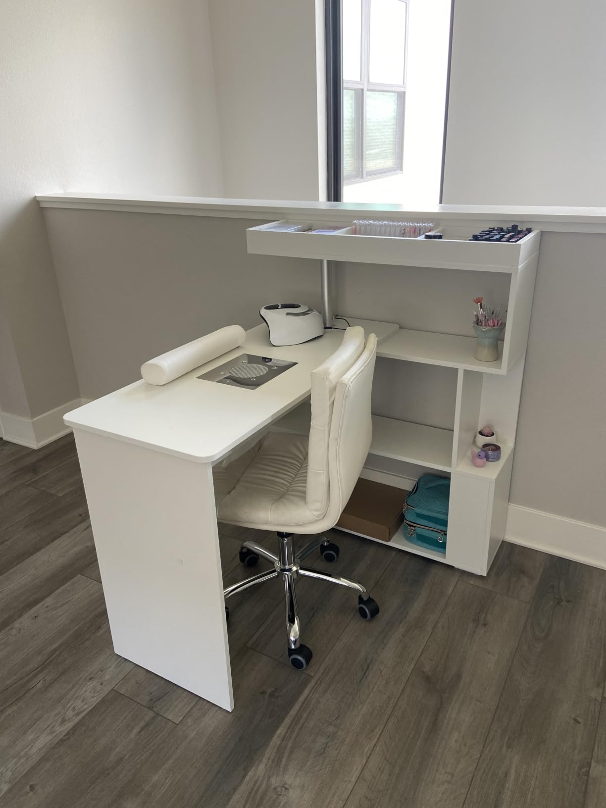Manicure Table, L-Shaped Nail Tech Desk with Dust Collector, Reversible Rotating Table & Storage Shelf, Acetone Resistant Beauty Salon Station, White customer photo 1