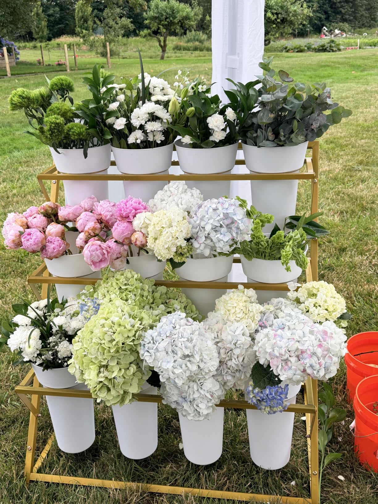 VGMiu Flower Display Stand with 12 Buckets, White Flower Cart with Wheels | 3 Layers Metal Flower Bar Stand Moving Flower Stand Florist Bouquet Shelf for Weddings Party Indoor Outdoor Garden customer photo 1