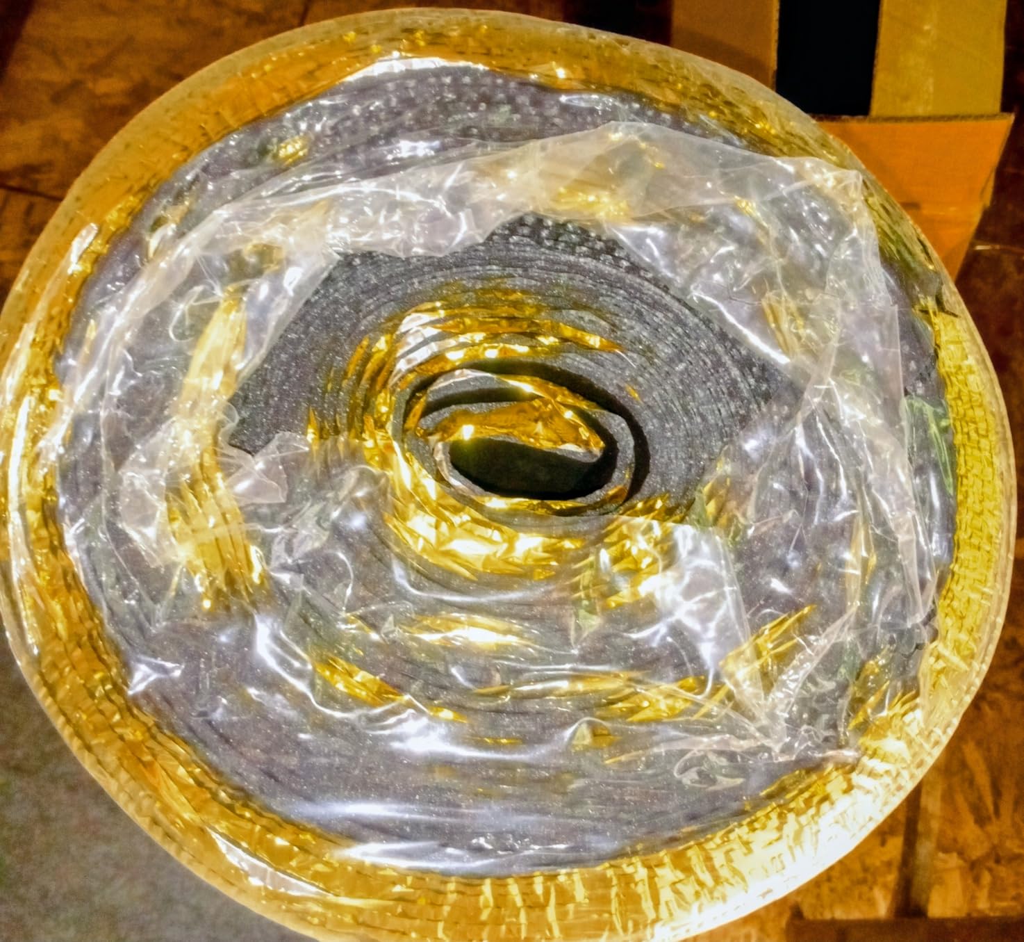 VEVOR Floor Underlayment 200 sq. ft/Roll, 3-in-1 3 mm Thick Flooring Padding with Tape & Vapor Barrier, Heavy Duty EPE Foam with Gold PE, Soundproofing and Noise Reduction, for Laminate Wood Floors customer photo 1