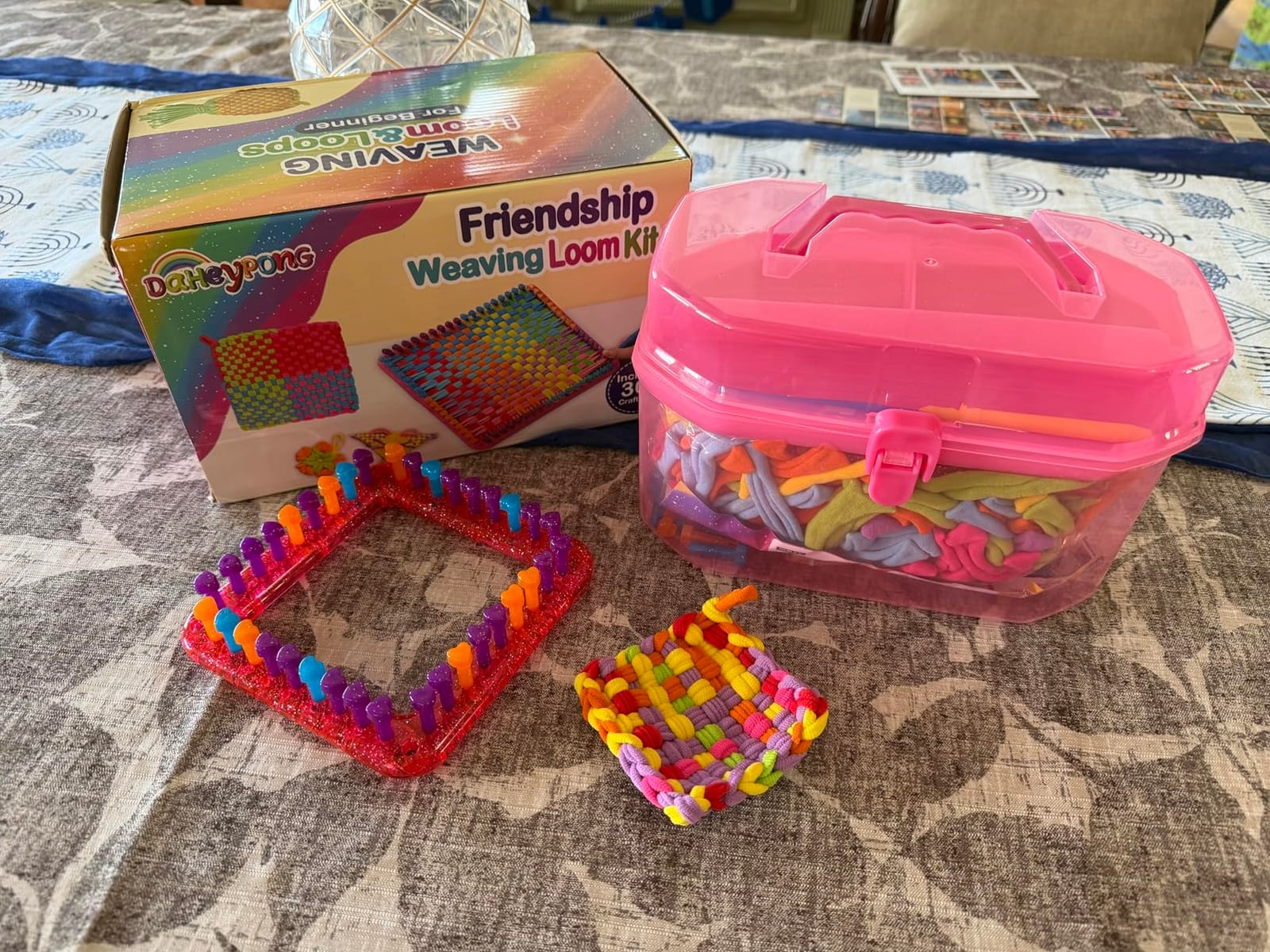 daheypong 7-Inch Weaving Loom Craft Kit for Girls Ages 6-12, Gift Box Set | Beginner-Friendly Potholder Loom with Twist-Lock Pegs, Portable Storage Case, Makes 8 Potholders customer photo 1