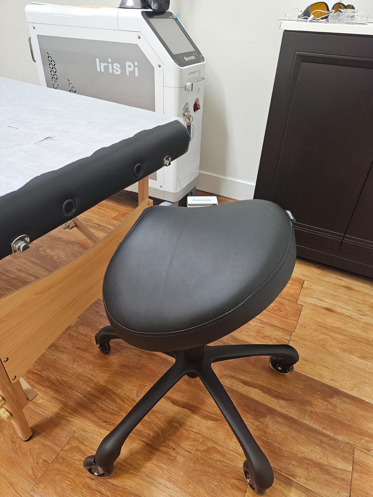 Premium Multifunctional Ergonomic Saddle Chair 507 INOA for Hygienic Clinic, Spa, Massage, and Dental Hygienist - Rolling Swivel Stool customer photo 2