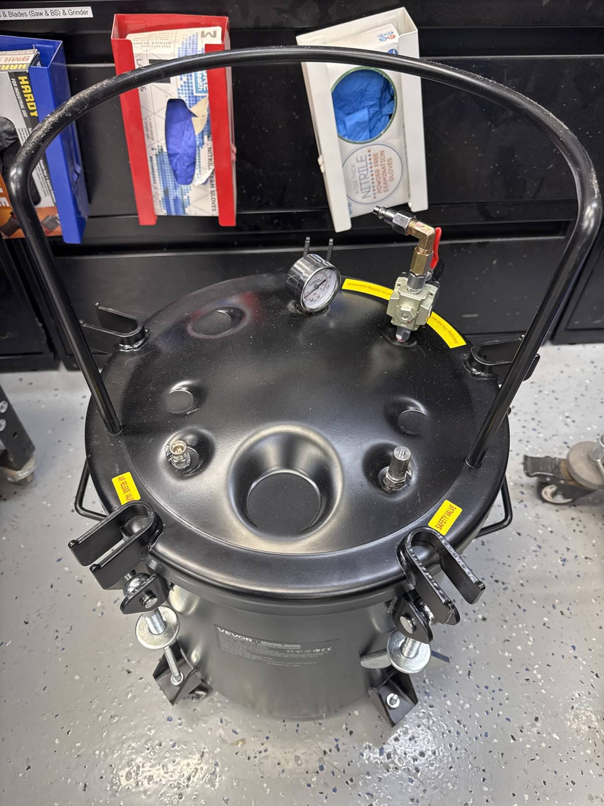 VEVOR Heavy Duty Steel Pressure Pot, 7.9 Gal/30 L Heavy Duty Steel Air Tool Pressure Pot with Three Quick-Connect Couplers for Home Use, DIY, Art Creations customer photo 1