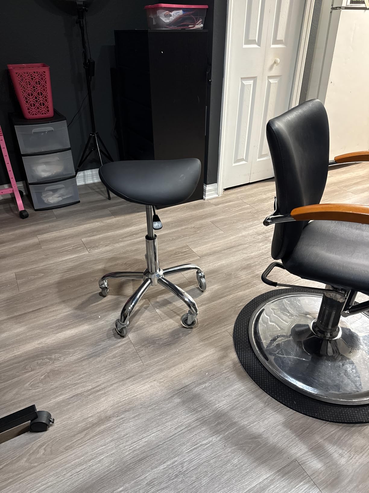 BEWISHOME Saddle Stool with Wheels, Ergonomic Swivel Height Adjustable | Rolling Stool with Thick Wide Saddle Seat Padding, Comfortable Saddle Chair for Salons, Spas, Clinic, Massage Black customer photo 2
