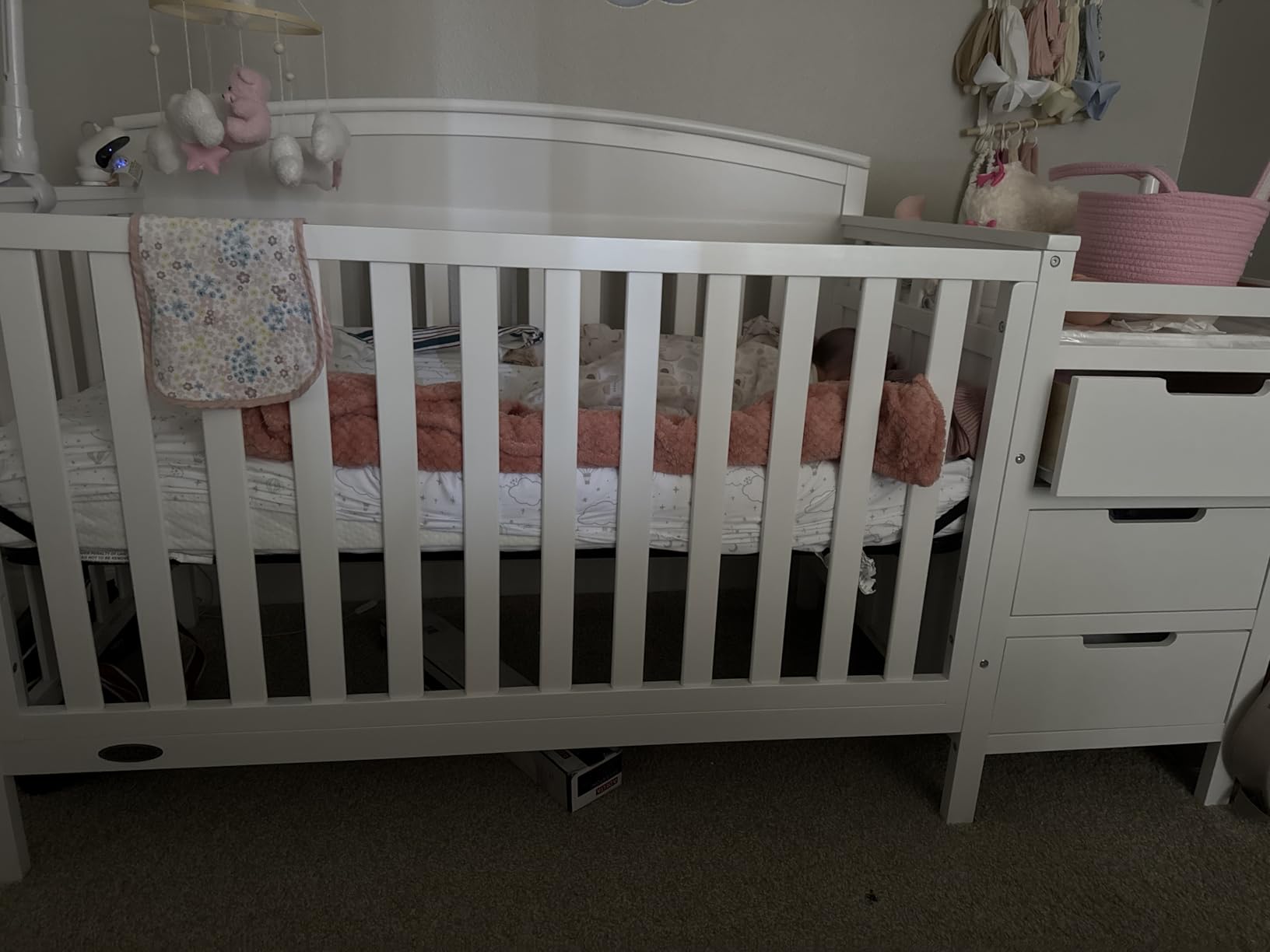Graco Benton 4-in-1 Convertible Crib and Changer - GREENGUARD Gold Certified, Crib & Changing-Table Combo, Water-Resistant Changing Pad, Converts to Toddler Bed, Daybed and Full-Size Bed (Driftwood) customer photo 1