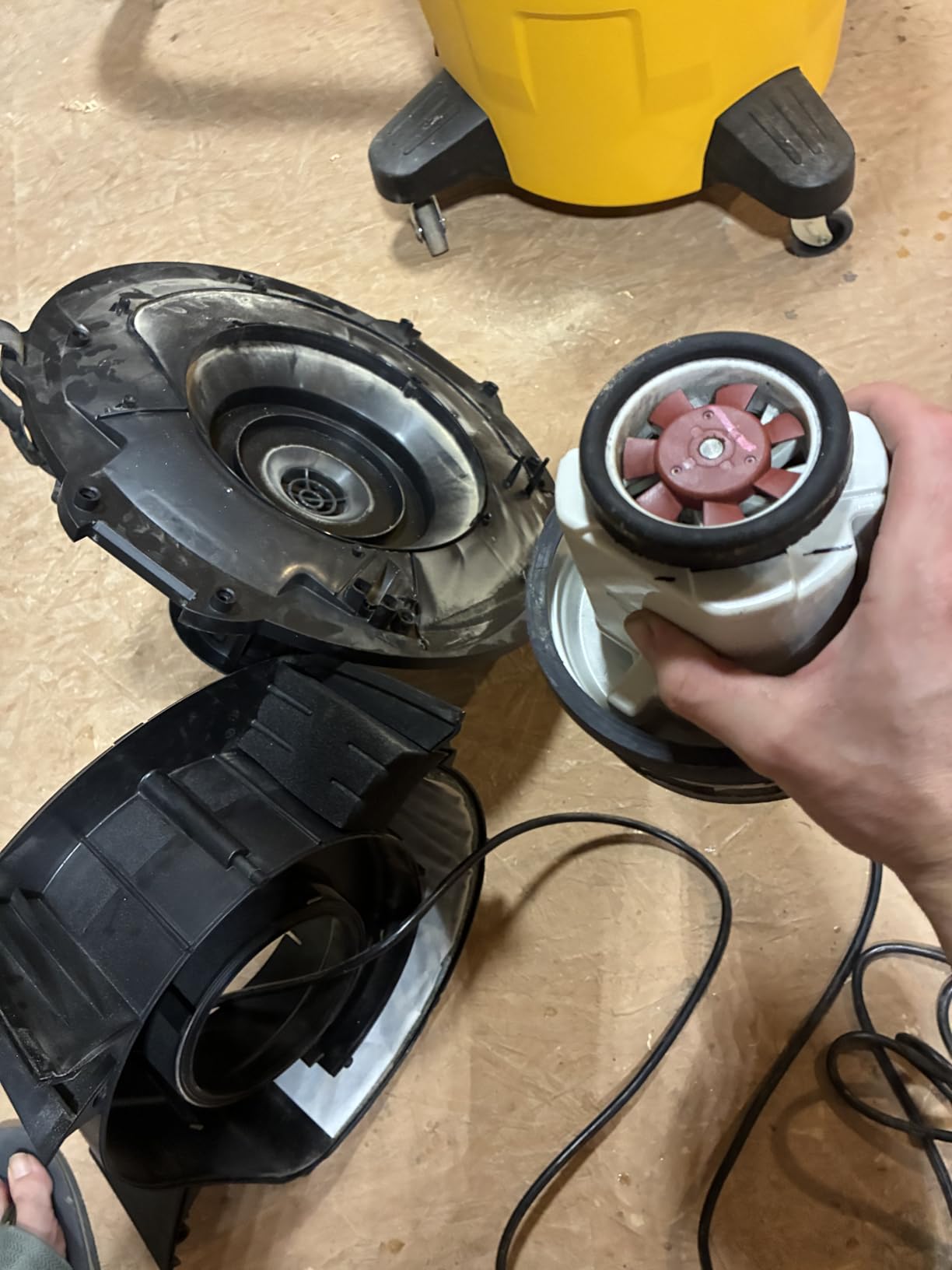 DEWALT Shop Vac 16Gallon STEALTHSONIC Ultra Quiet Wet/Dry Vacuum DXV16P-QTA | Noise Reduction Vac, Heavy Duty Shop Vacuum for Jobsite/Workshop, Reduce Motor Noise, Yellow customer photo 2