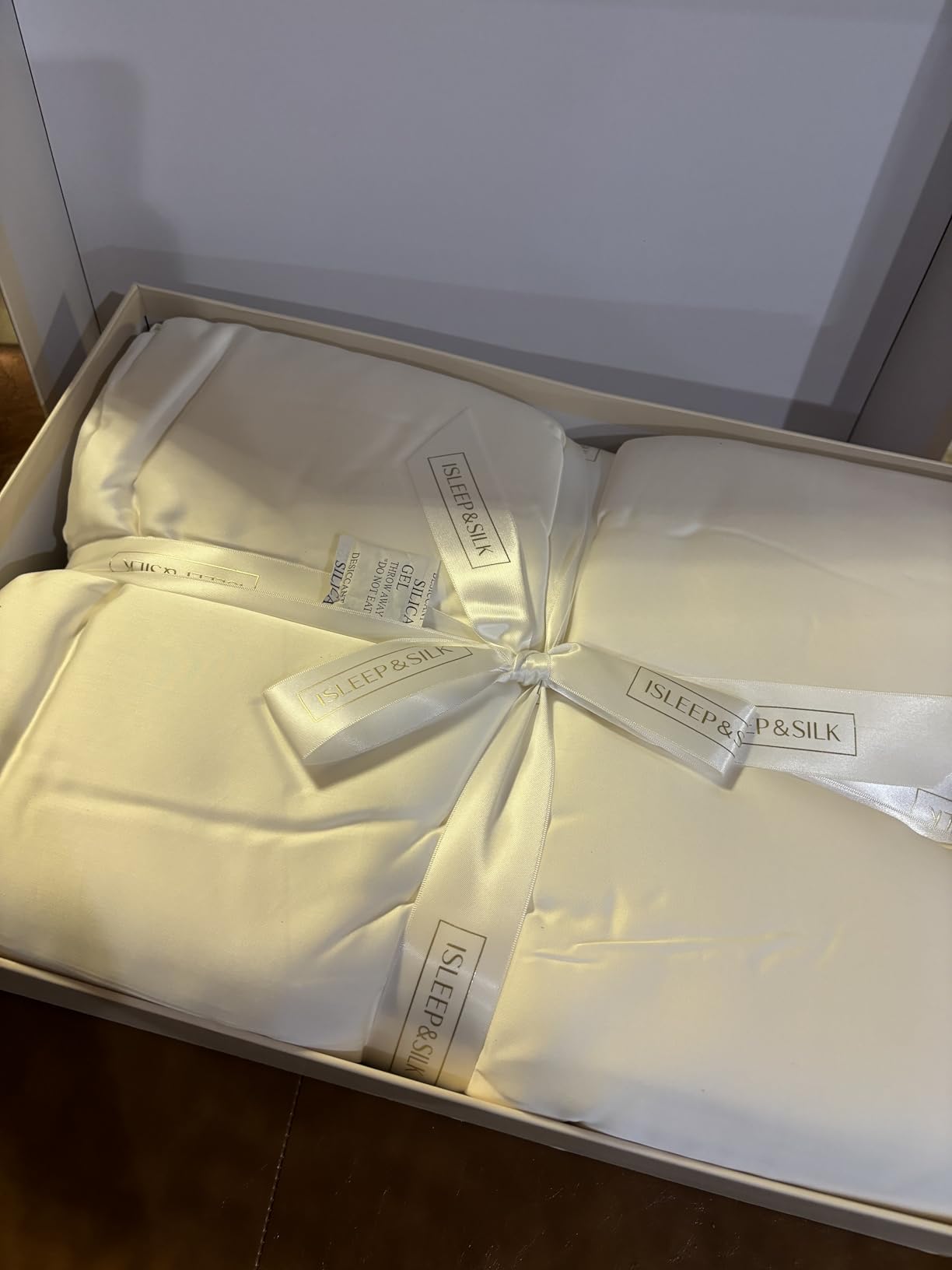 Silk Comforter Set 4 Pieces, All-Season 100% Silk Filled Comforter with Detachable Duvet Cover, Moisture-Wicking, Bedding Set with Comforter Insert, Duvet Cover, 2 Pillowcases (White, Queen) customer photo 1