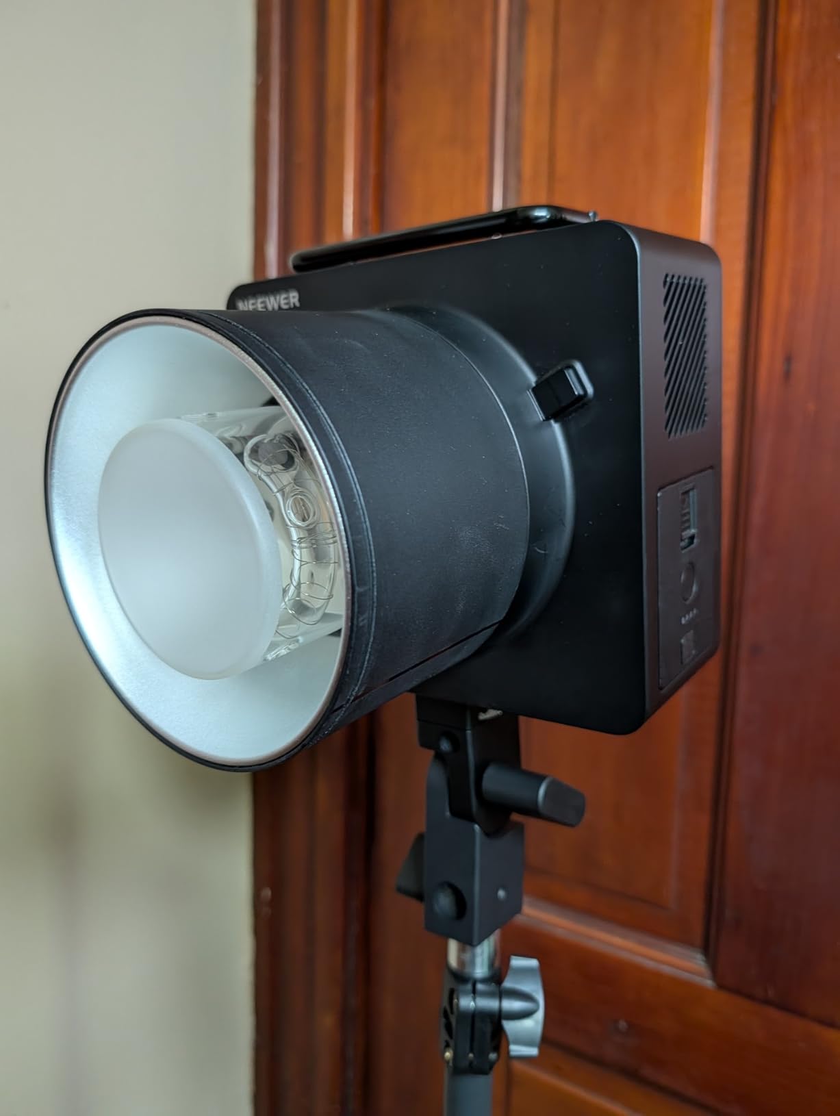NEEWER Q4PRO 400Ws 2.4G TTL Outdoor Studio Flash Strobe, Compatible with Godox, APP Control Light, 1/8000 HSS 6000K 2800mAh Dual Screen Monolight Bowens Mount/0.01-1s Recycle/30W Modeling Lamp customer photo 2