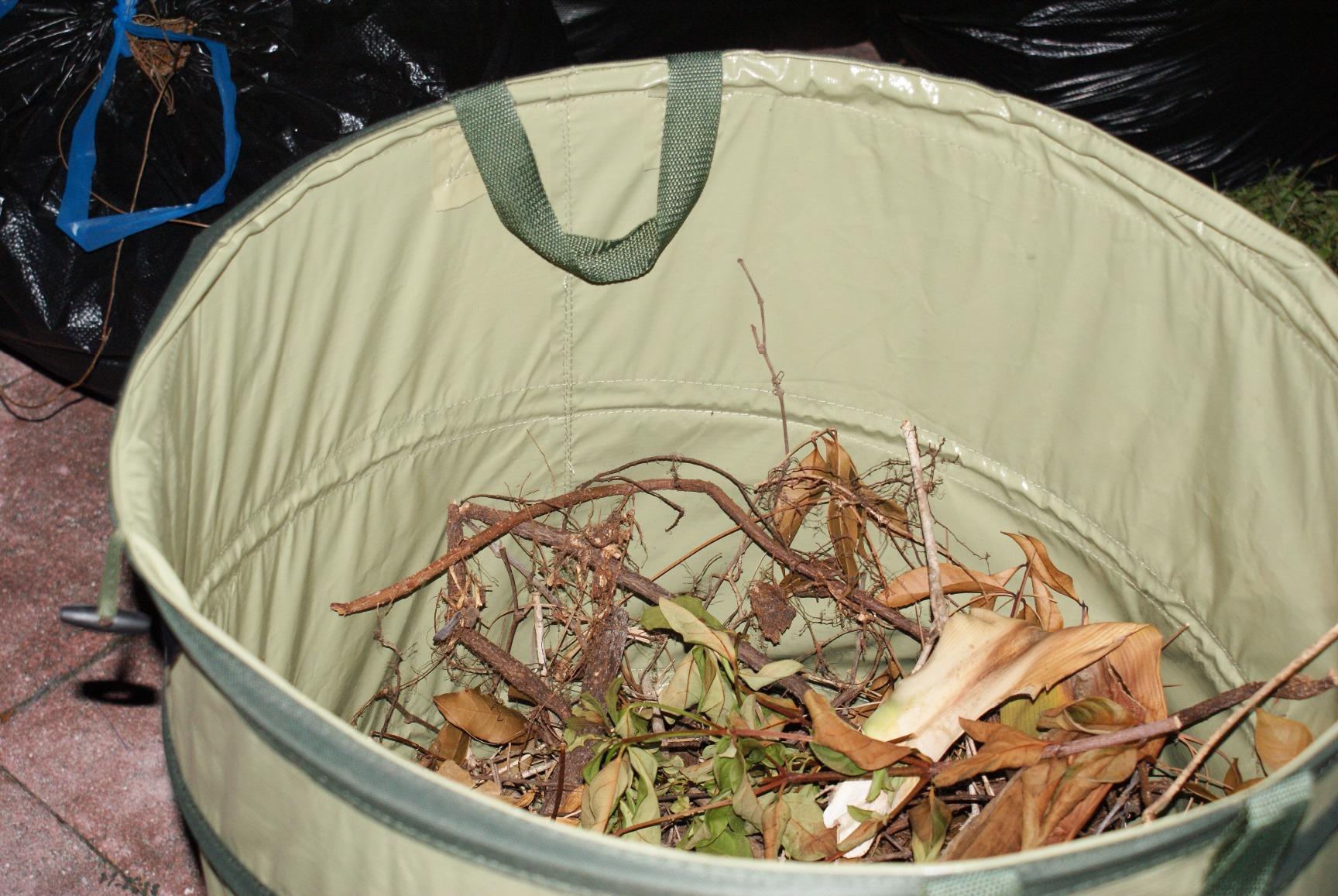 Fiskars Kangaroo Collapsible Garden Bag with Heavy Duty Hardshell Bottom for Leaf and Yard Waste, 30-Gallon Reusable Container for Lawn Care and Gardening customer photo 1