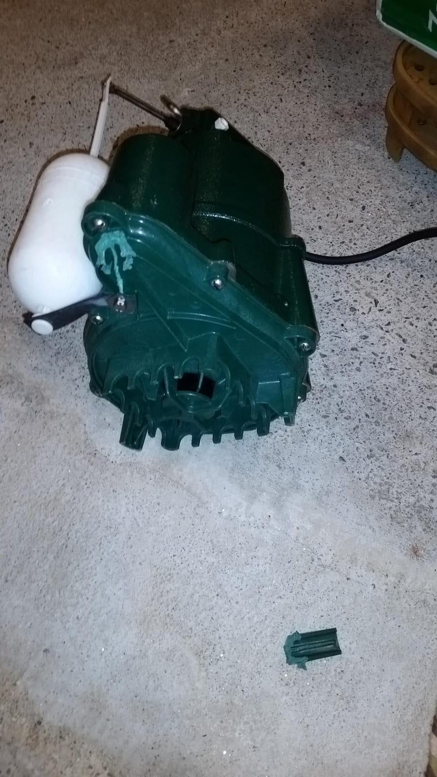 Zoeller M98 Flow-Mate Sump Pump - 1/2 HP - Cast Iron - LED Power Plug - High Flow - Vortex Impeller - Stainless Steel Hardware - Factory Tested and Float Operated - Submersible Sump Pump - 115V customer photo 1