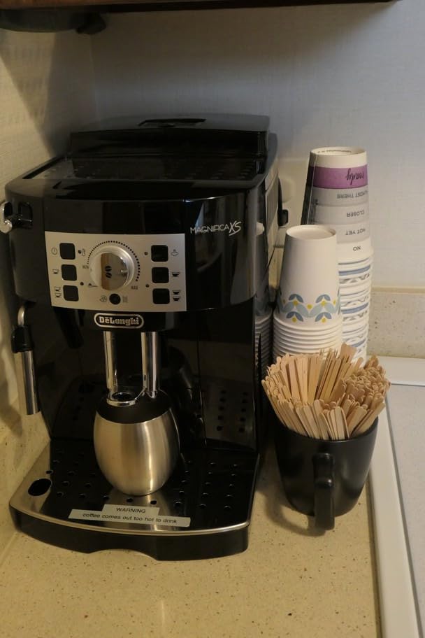 De'Longhi Magnifica S Automatic Espresso Machine with Milk Frother for Hot Coffee Drinks Recipes, Soft-Touch Control Panel, Black, ECAM22110B customer photo 1