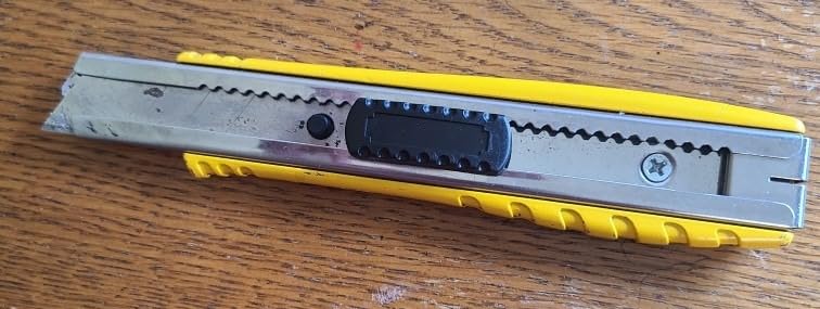 DEWALT Utility Knife, Heavy Duty Cutter with Snap-Off Blade, 18mm (DWHT10038) customer photo 1