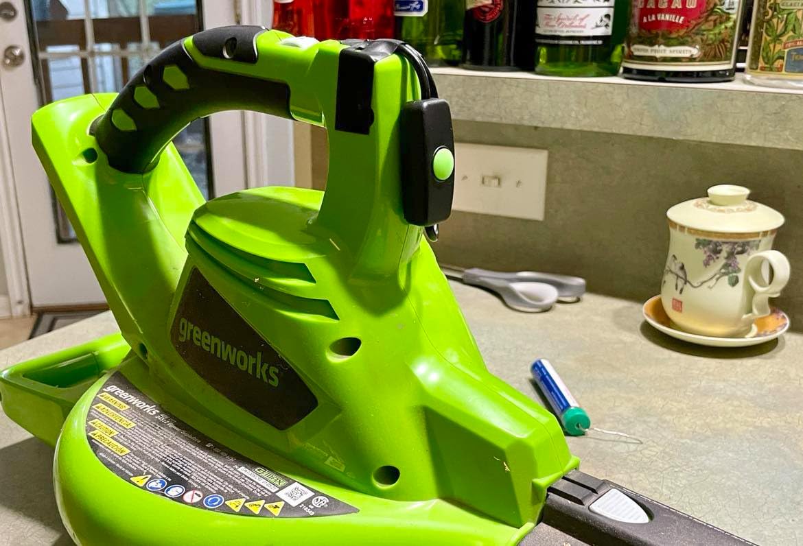 Greenworks 40V (185 MPH / 340 CFM) Cordless Brushless Leaf Blower/Vacuum with Bag, Battery-Powered, Ergonomic Design for Efficient Leaf & Grass Clipping Cleanup, Battery and Charger not included customer photo 1