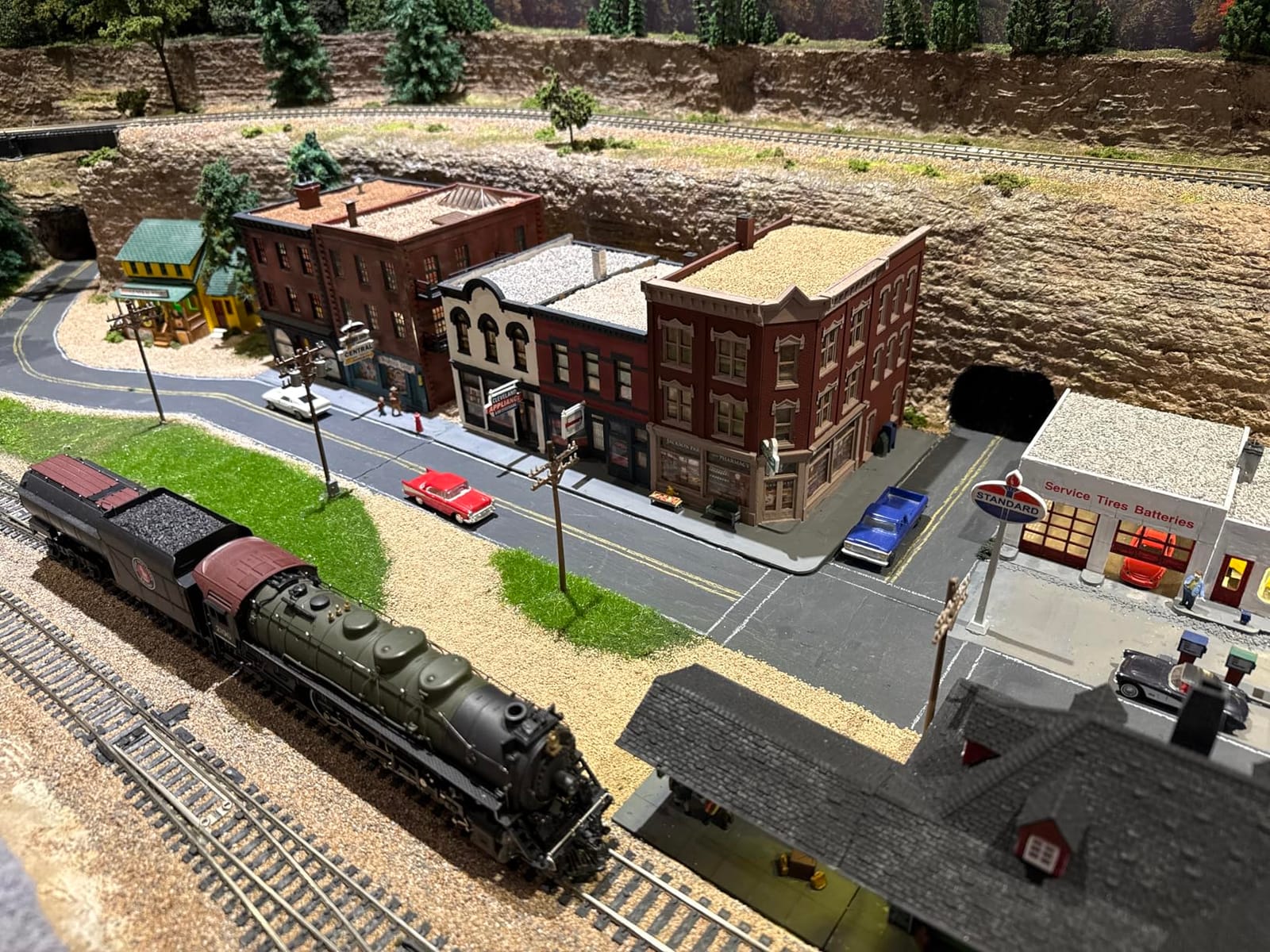 Walthers Cornerstone HO Scale Model Merchant's Row V Large customer photo 1