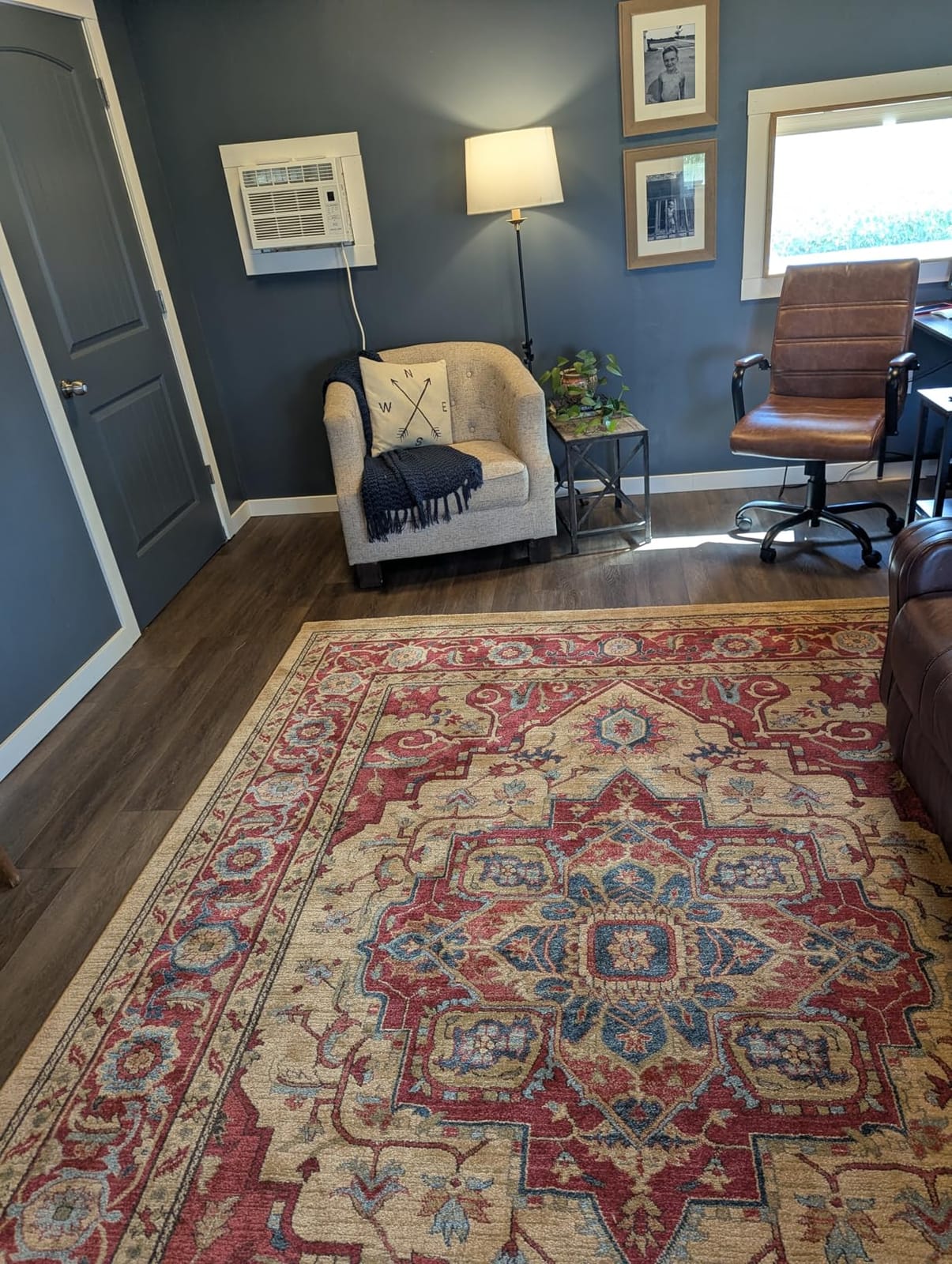 SAFAVIEH Mahal Collection Area Rug - 8' x 10', Red & Natural, Traditional Oriental Design, Non-Shedding & Easy Care, Ideal for High Traffic Areas in Living Room, Bedroom (MAH698A) customer photo 2