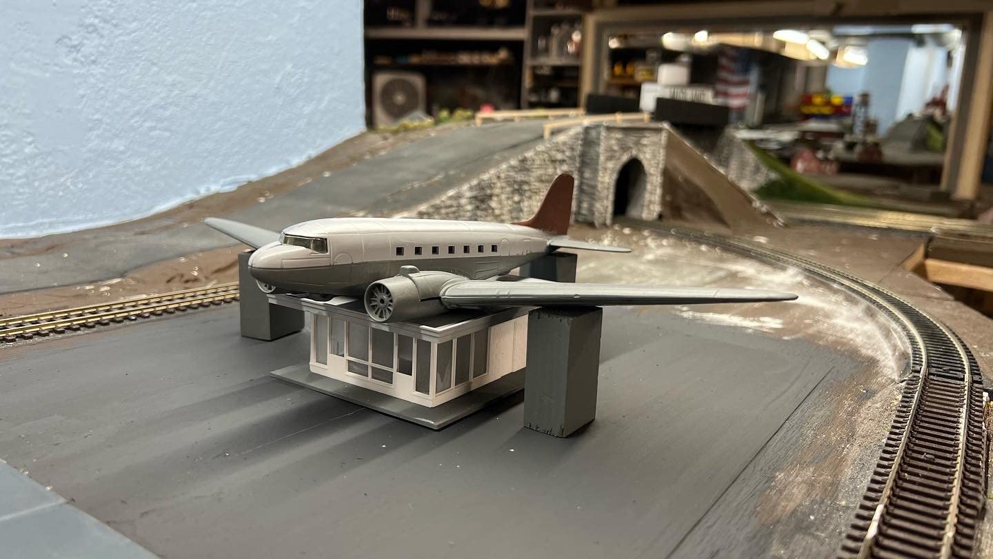Walther Cornerstone Vintage Dairy Queen Structure Kit, HO Scale customer photo 2