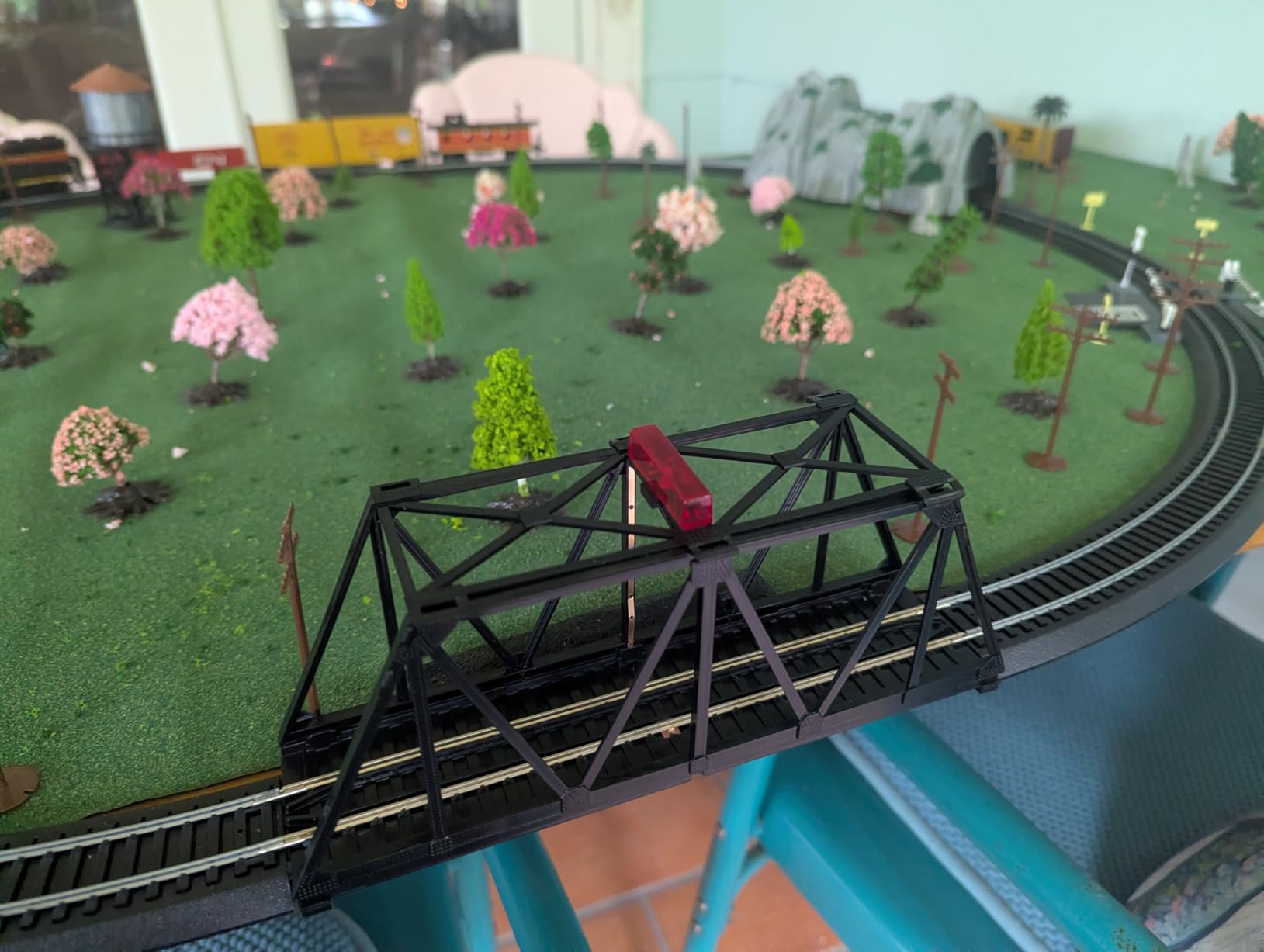 Bachmann Trains E-Z TRACK TRUSS BRIDGE with BLINKING LIGHT- HO Scale, Black Medium customer photo 1