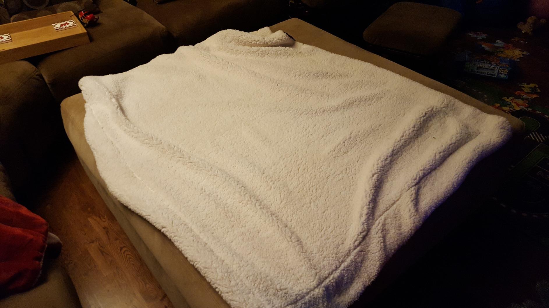 Bedsure GentleSoft Sherpa Fleece Throw Blanket for Couch, Non-Heated, Thick and Warm Throw for Women and Men, Soft Fuzzy Plush Weight Blanket for Winter, Navy, 50x60 Inches customer photo 1
