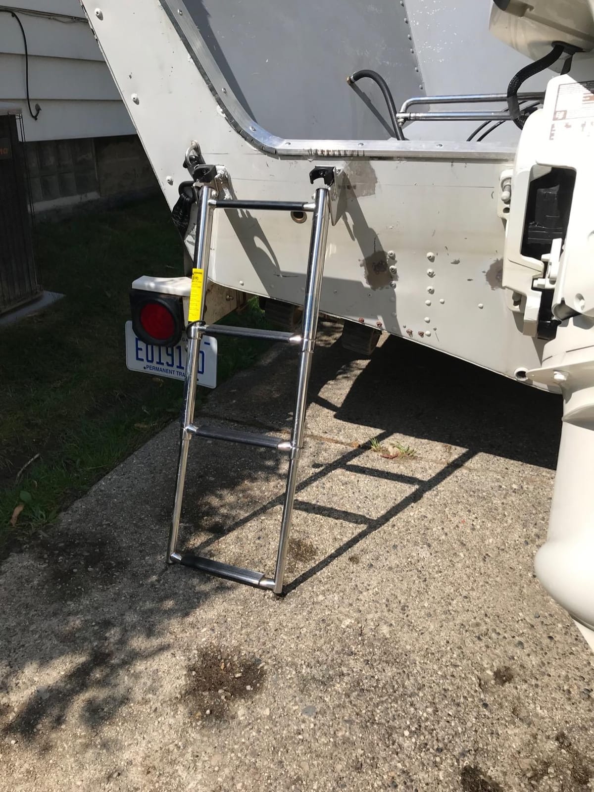 Attwood Telescoping Transom Ladder, 4-Step, Self-Lock Transom Mount Brackets, Stainless Steel, Rated to 400 Pounds, 19684 customer photo 2