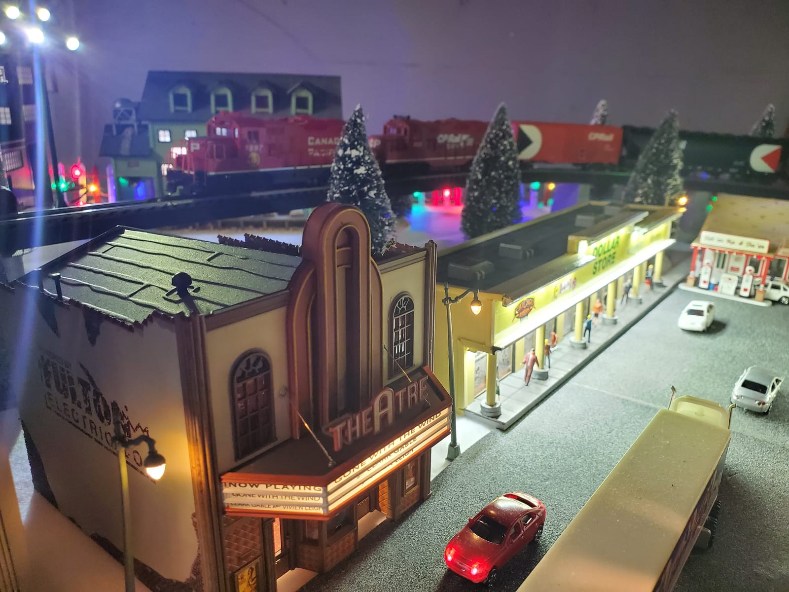 Woodland Scenics Just Plug HO Scale Arched Cast Iron Street Lights, Pkg. of 3 customer photo 1