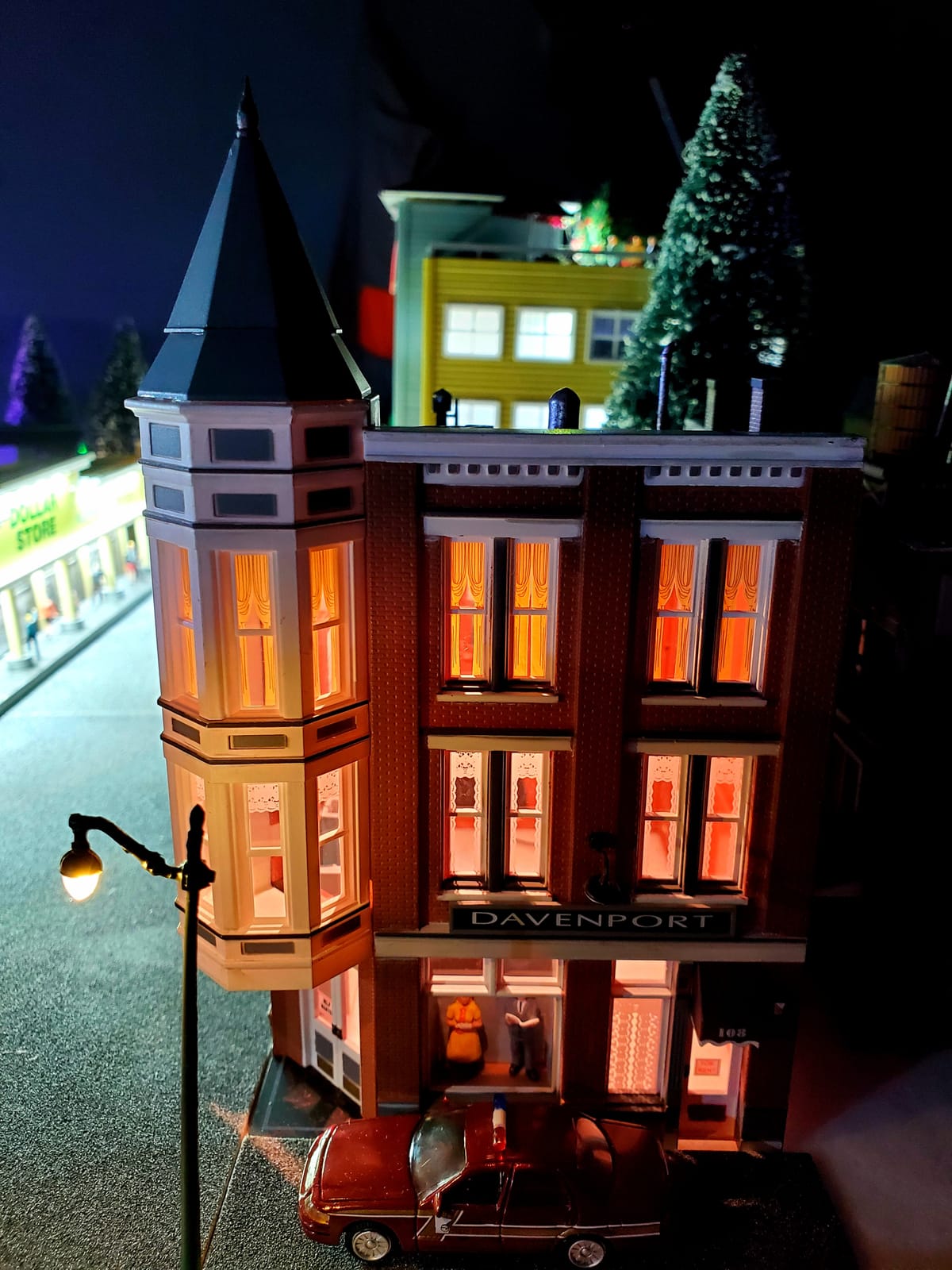 Woodland Scenics Just Plug HO Scale Arched Cast Iron Street Lights, Pkg. of 3 customer photo 2