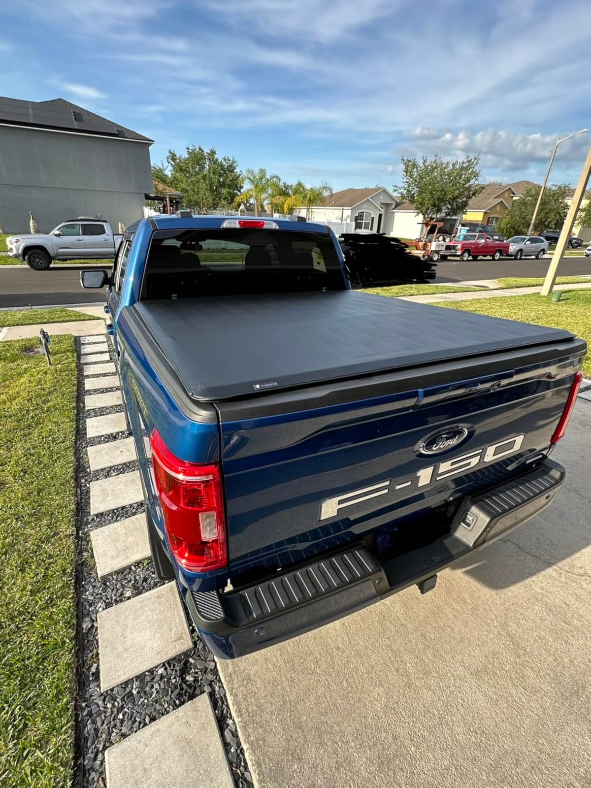 Tyger Auto T1 Soft Roll Up Truck Bed Tonneau Cover Compatible with 2009-2014 Ford F-150 | Styleside 5.5' Bed (66