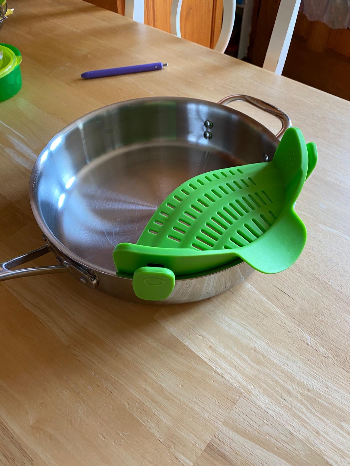 Kitchen Gizmo Snap N' Strain - Silicone Pasta Strainer Clip-On for Pots and Pans - Heat Resistant Colander for Vegetables and Noodles - Space-Saving Design - Gray customer photo 1