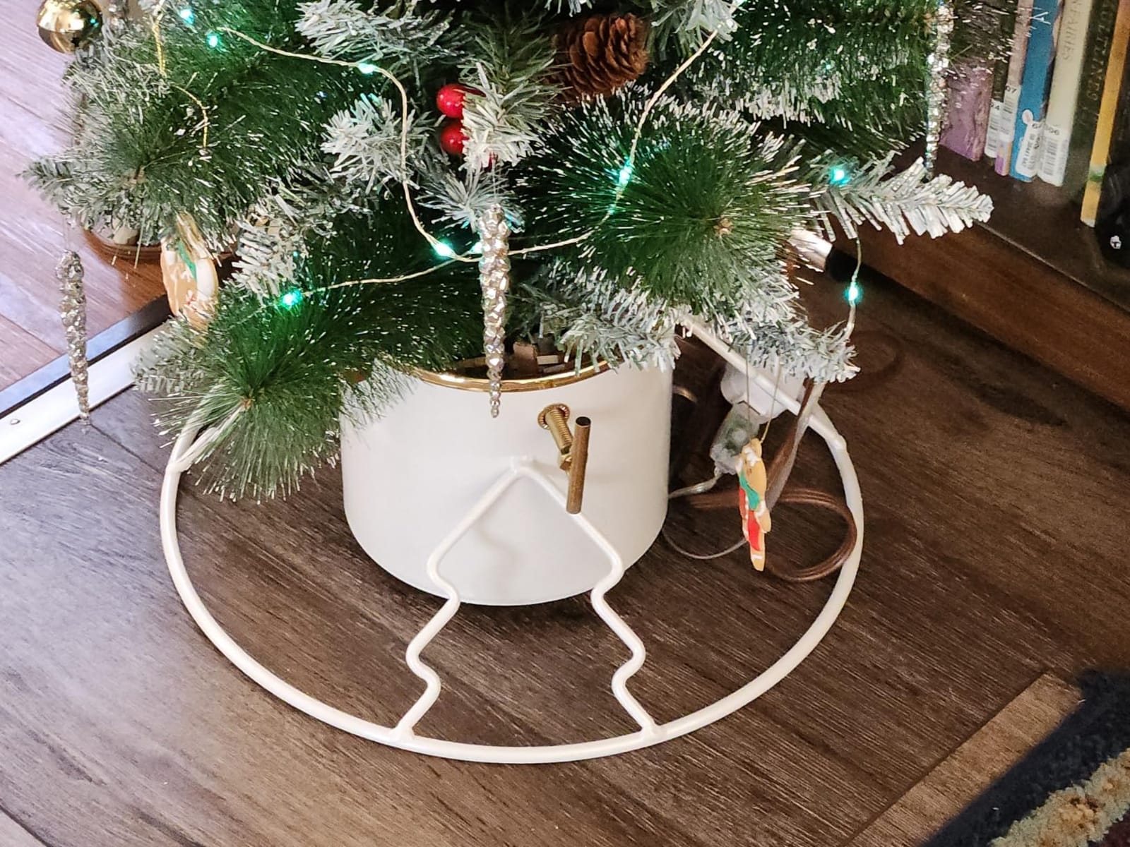 Yard Butler Santa's Helper Christmas Tree Stand - Heavy-Duty Stand - Metal Stand Base for Live Christmas Tree - Durable & Weighted Base - For 3-6' Trees customer photo 1