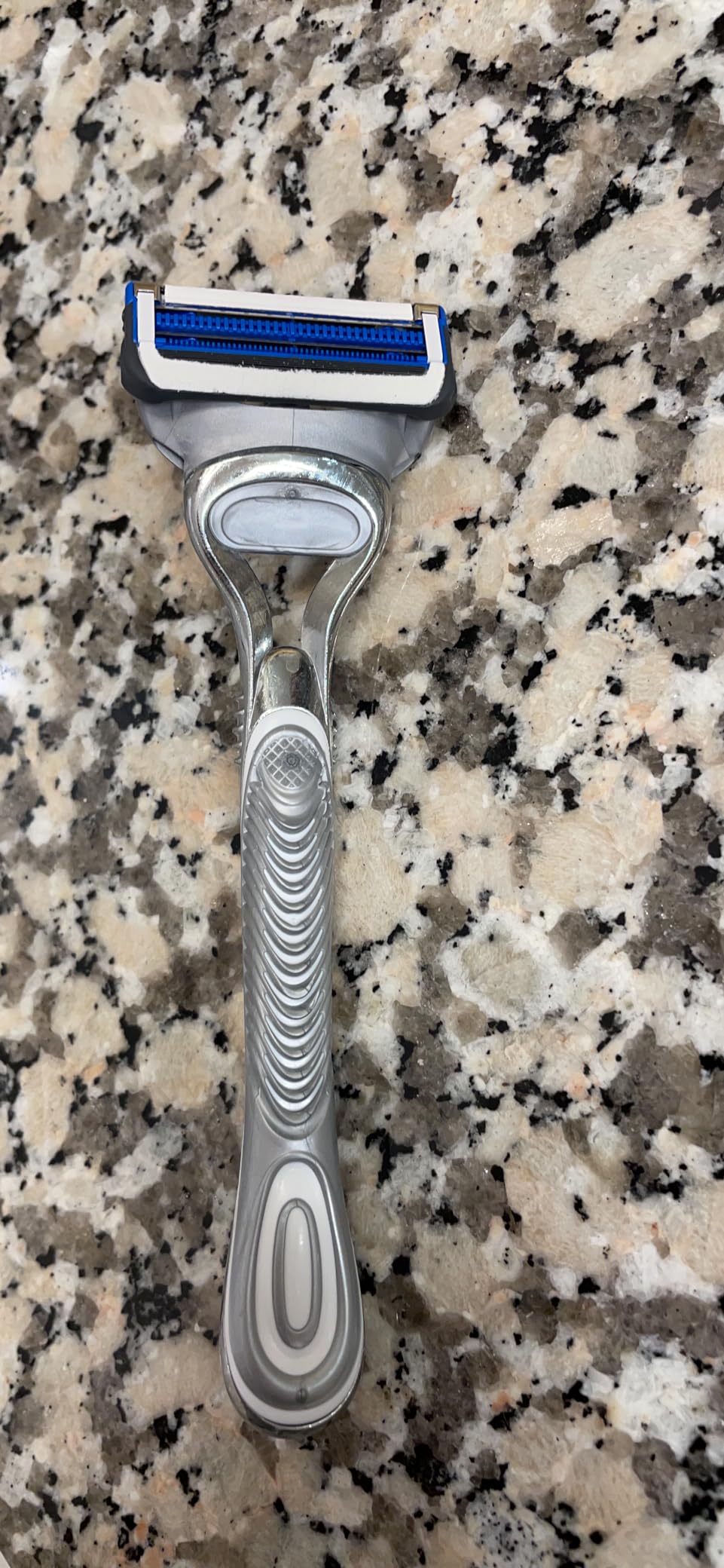 Gillette SkinGuard Razors, 1 Gillette Razor, 4 Razor Blade Refills, Designed for Men with Skin Irritation, Razor Bumps, and Sensitive Skin customer photo 1