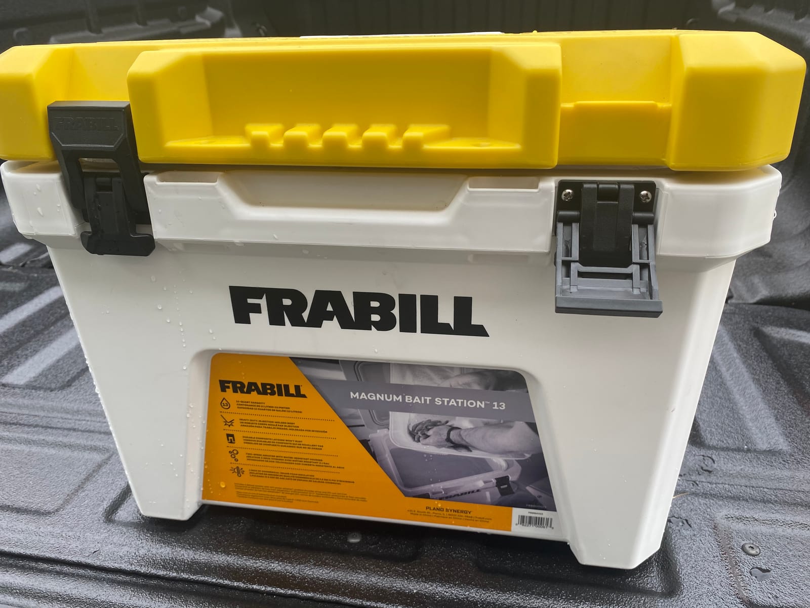Frabill Magnum Bait Station 13 Quart Live Bait Well, White and Yellow customer photo 2