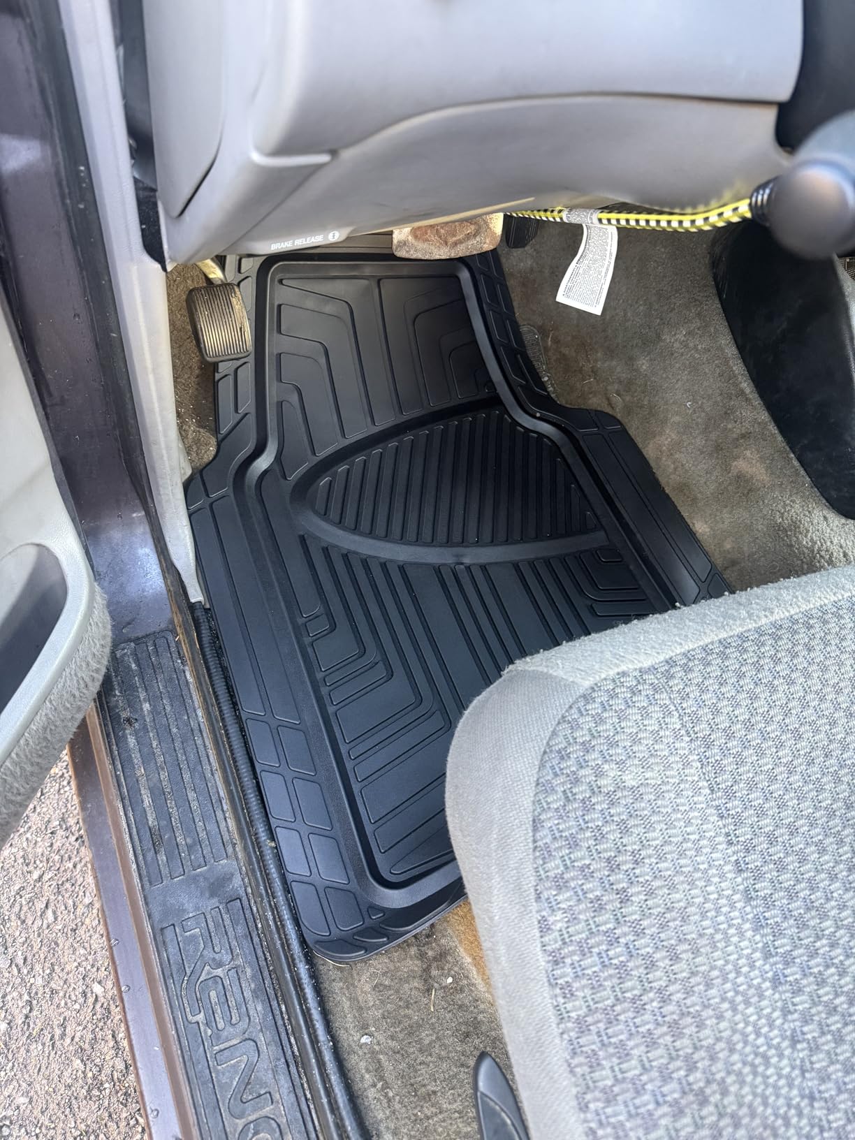 Amazon Basics 2-Piece Premium All-Season Anti-Slip Rubber Floor Mats for Cars, SUVs and Trucks, Universal Trim to Fit, Black customer photo 2