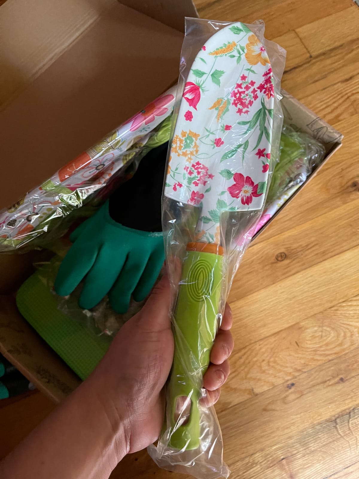NAYE Garden Tool Set,Cute Gardening Gifts for Women,Birthday Gifts for Mom,Heavy Duty Tool Kit with Gloves,Garden Tote,Kneeling Pad,Hand Pruner,Trowel,Hand Rake,Weeder,Fork,Transplanter,Multicolor customer photo 1
