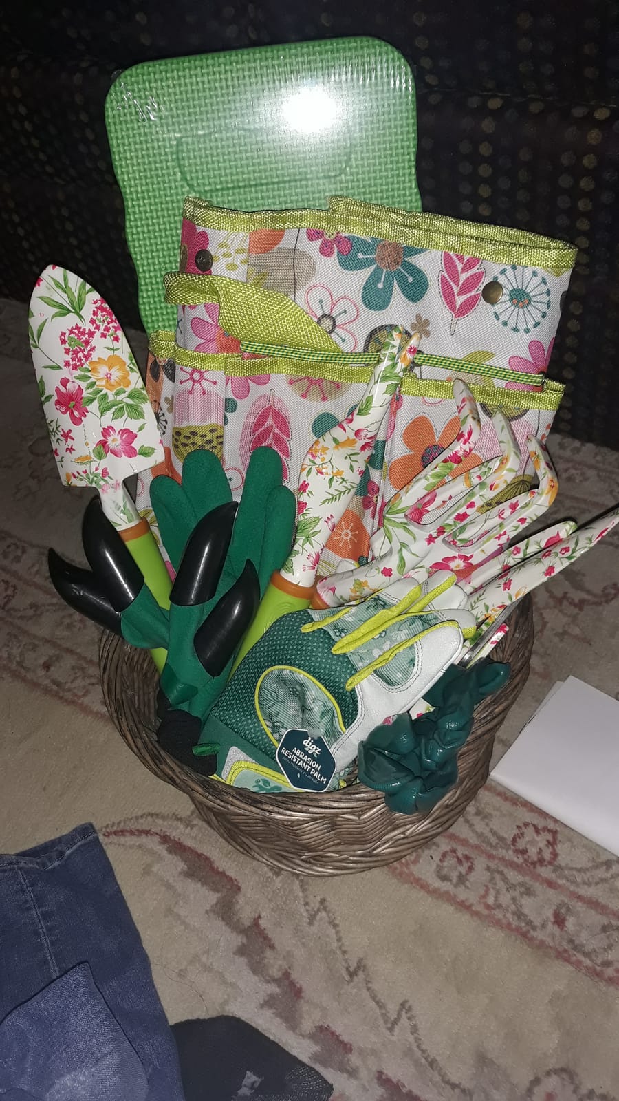 NAYE Garden Tool Set,Cute Gardening Gifts for Women,Birthday Gifts for Mom,Heavy Duty Tool Kit with Gloves,Garden Tote,Kneeling Pad,Hand Pruner,Trowel,Hand Rake,Weeder,Fork,Transplanter,Multicolor customer photo 2