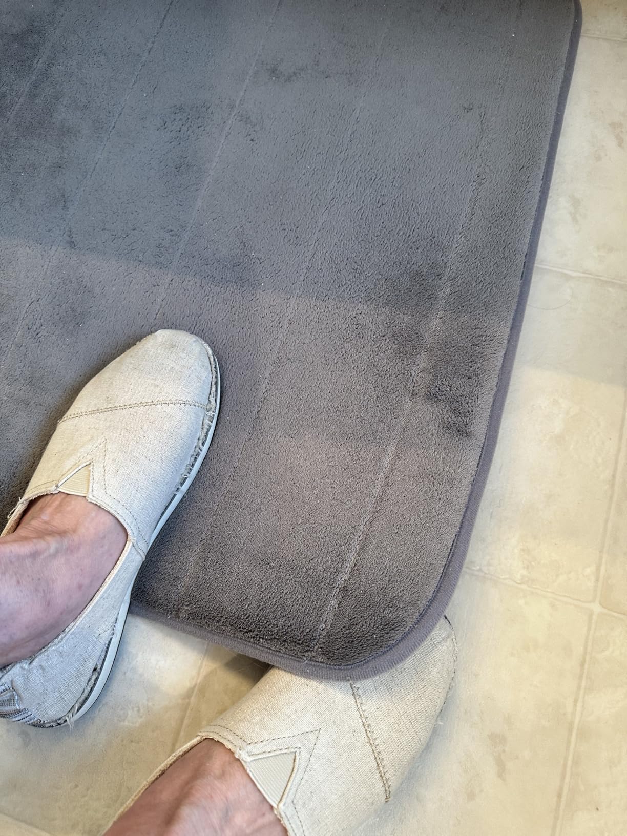 Yimobra Memory Foam Bath Mat, Super Soft Absorbent Bathroom Rug Non Slip, Quick Dry, Machine Washable Floor Carpet for Tub Shower, Home Decor Accessories, 24x17, Grey customer photo 2