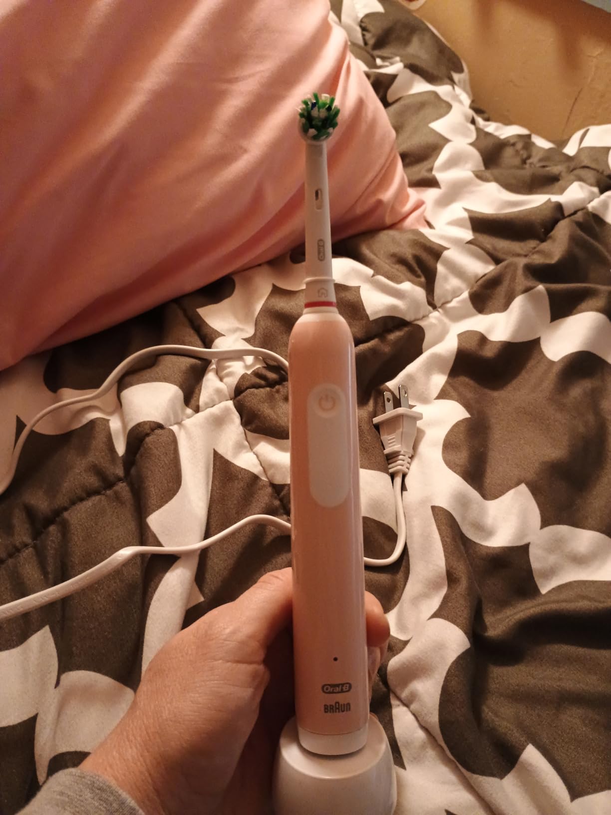 Oral-B Pro 1000 Rechargeable Electric Toothbrush, Pink customer photo 1