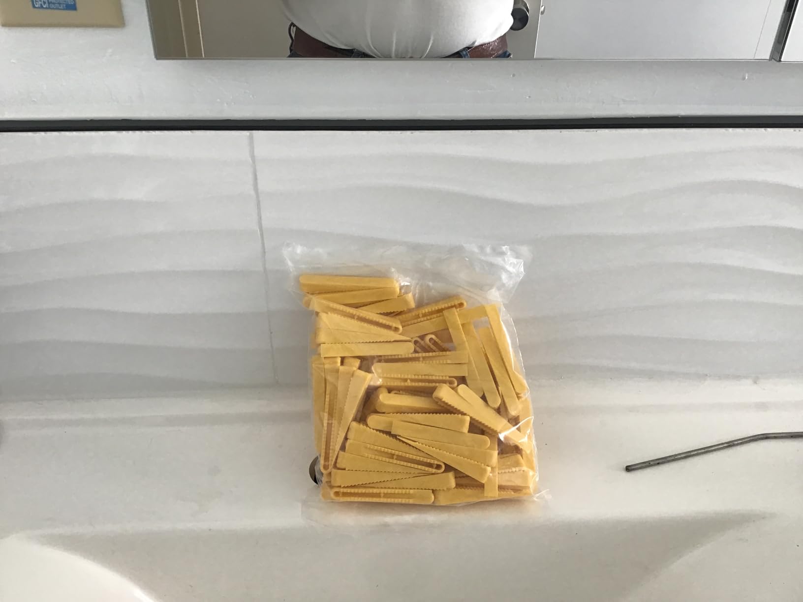 DGSL Tile Leveling System with Plier, 300 Tile Spacers 1/16