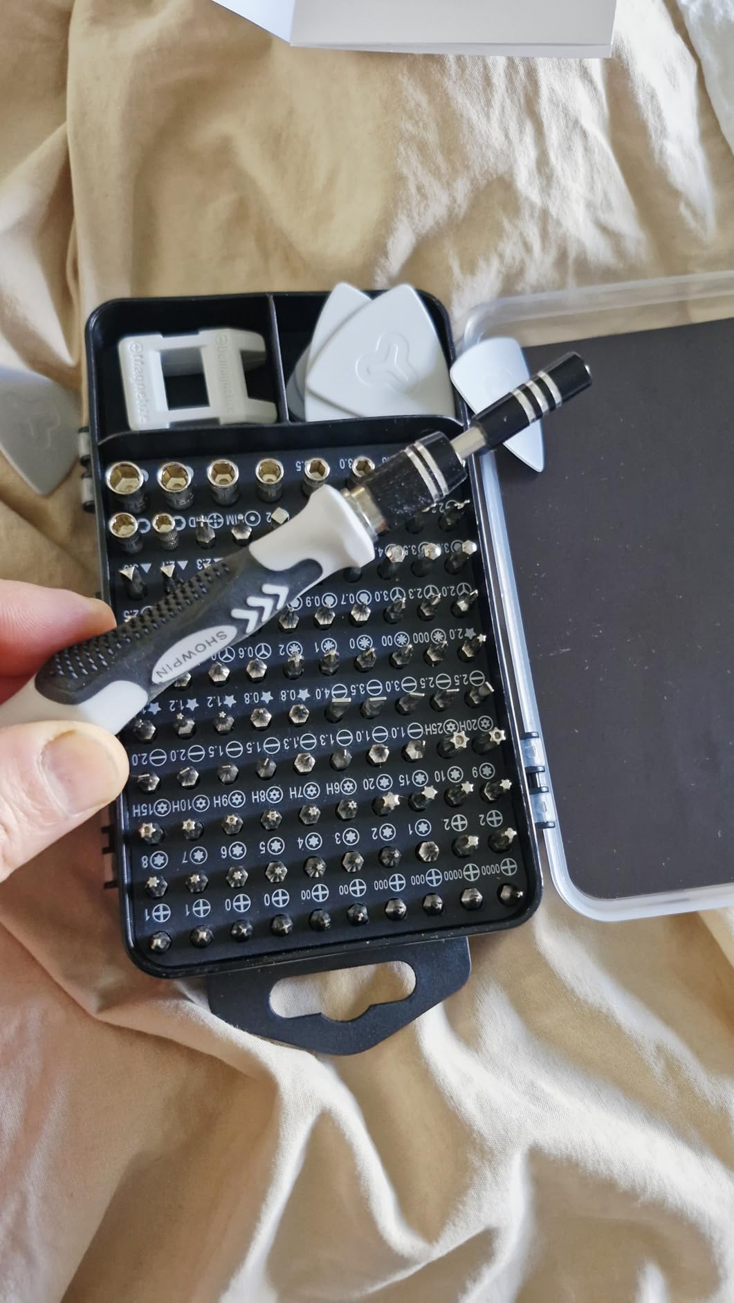 SHOWPIN Precision Computer Screwdriver Kit: 122PCS Laptop Screwdriver Sets | 101 Magnetic Drill Bits, Computer Accessories, Electronics Tool Kit Compatible for Tablet, PC, iPhone, PS4 Repair customer photo 2
