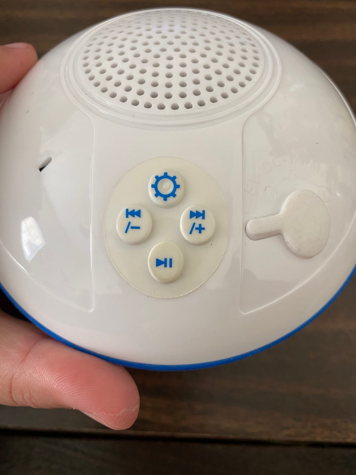 Floating Pool Speaker w/Colorful Lights, Portable Wireless Pool Speaker Bluetooth Waterproof IP68, Built-in Mic & Crystal Clear Sound Floating Hot Tub Speakers for Pools Party Outdoor (White) customer photo 1