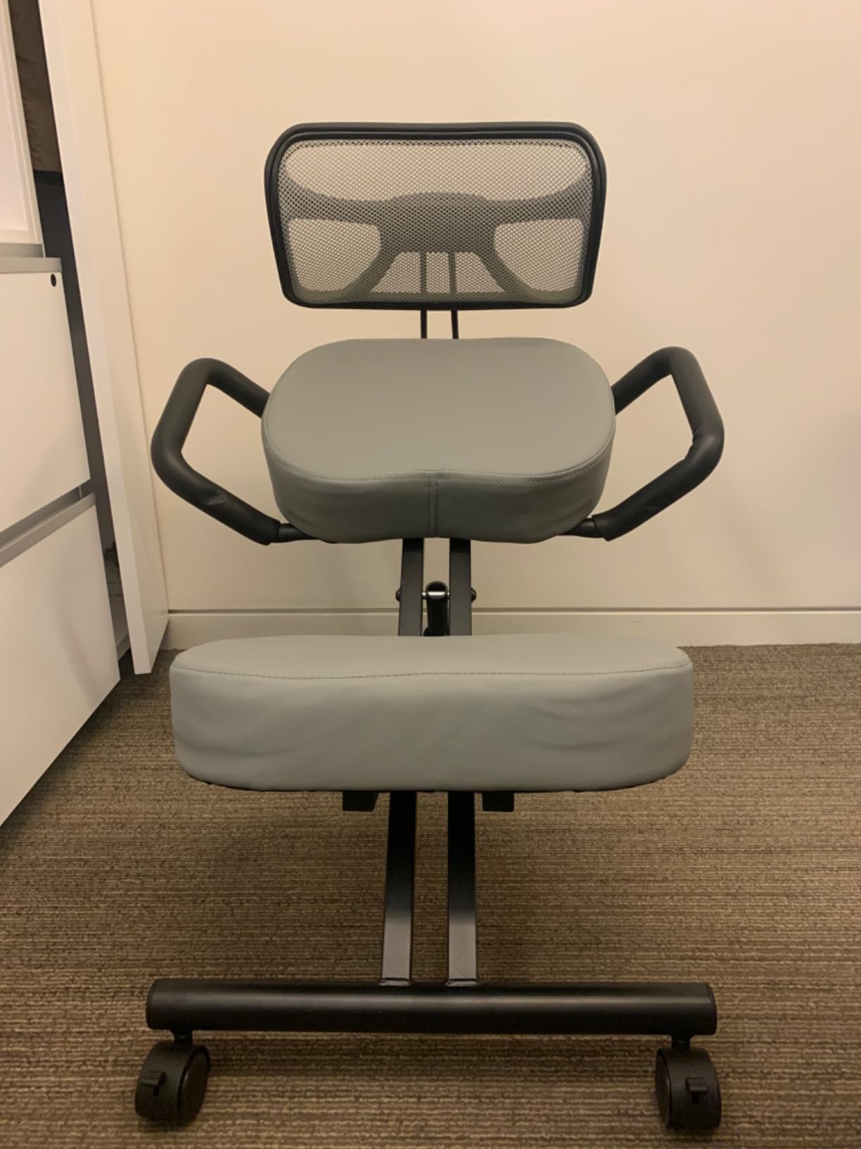 DRAGONN by VIVO Ergonomic Kneeling Chair with Back Support, Adjustable Stool for Home and Office with Angled Seat for Better Posture - Thick Comfortable Cushions, Black, DN-CH-K02B customer photo 2