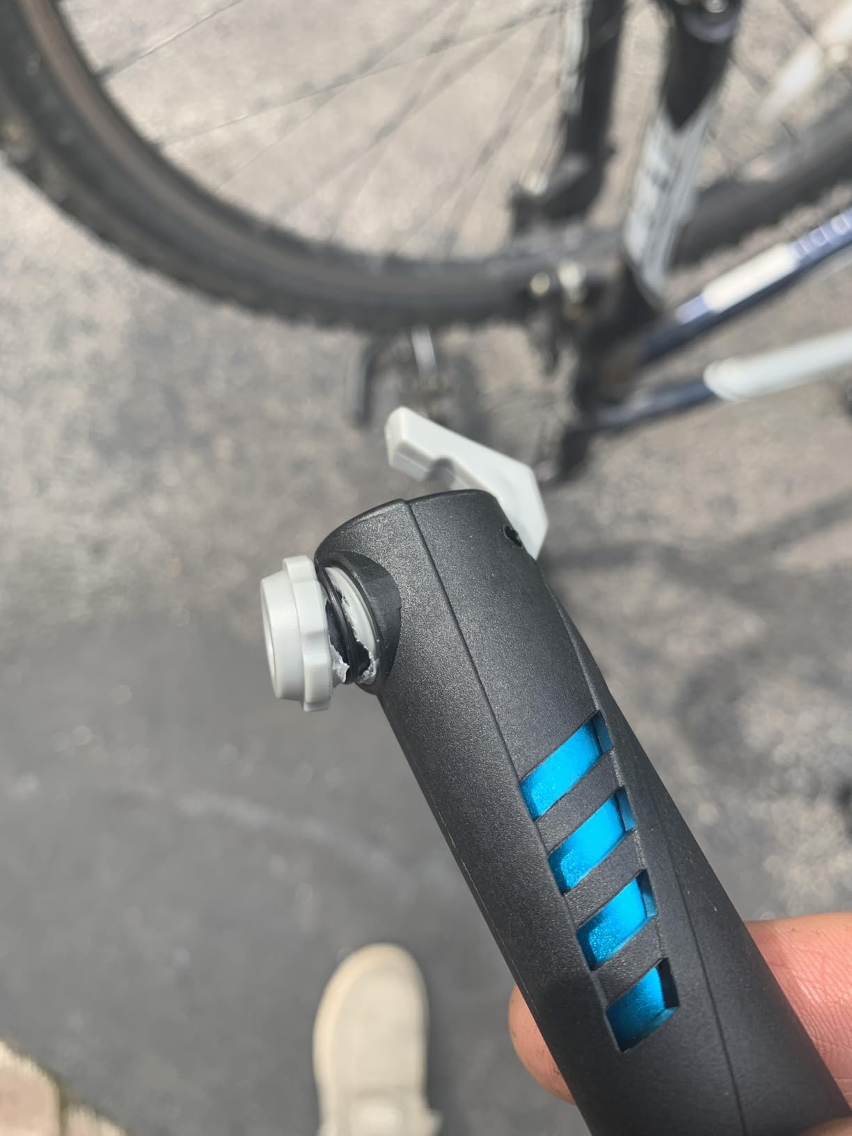 Chumxiny Bike Repair Kit Contains 16-in-1 Tool, 120Psi Mini Bicycle Pump, Tire Patch, Used for Mountain/Road Bike. customer photo 2