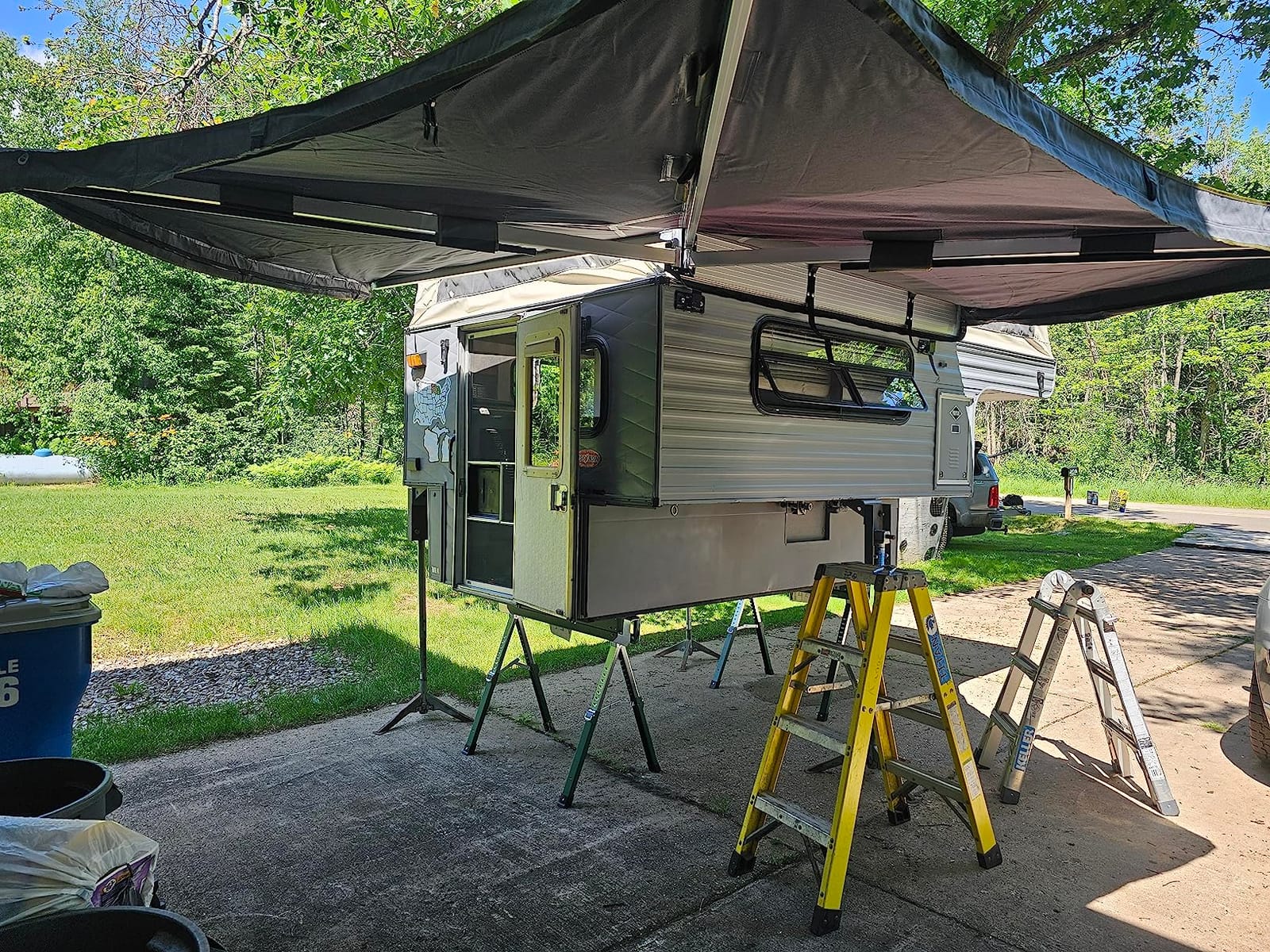Overland Vehicle Systems 19559907 HD Nomadic 270 LT Awning Driver Side | 80 Sq Ft of Coverage | Dark Gray Fabric with Black Travel Cover Included | Twist and Lock Technology | Heat-Sealed Seams customer photo 1
