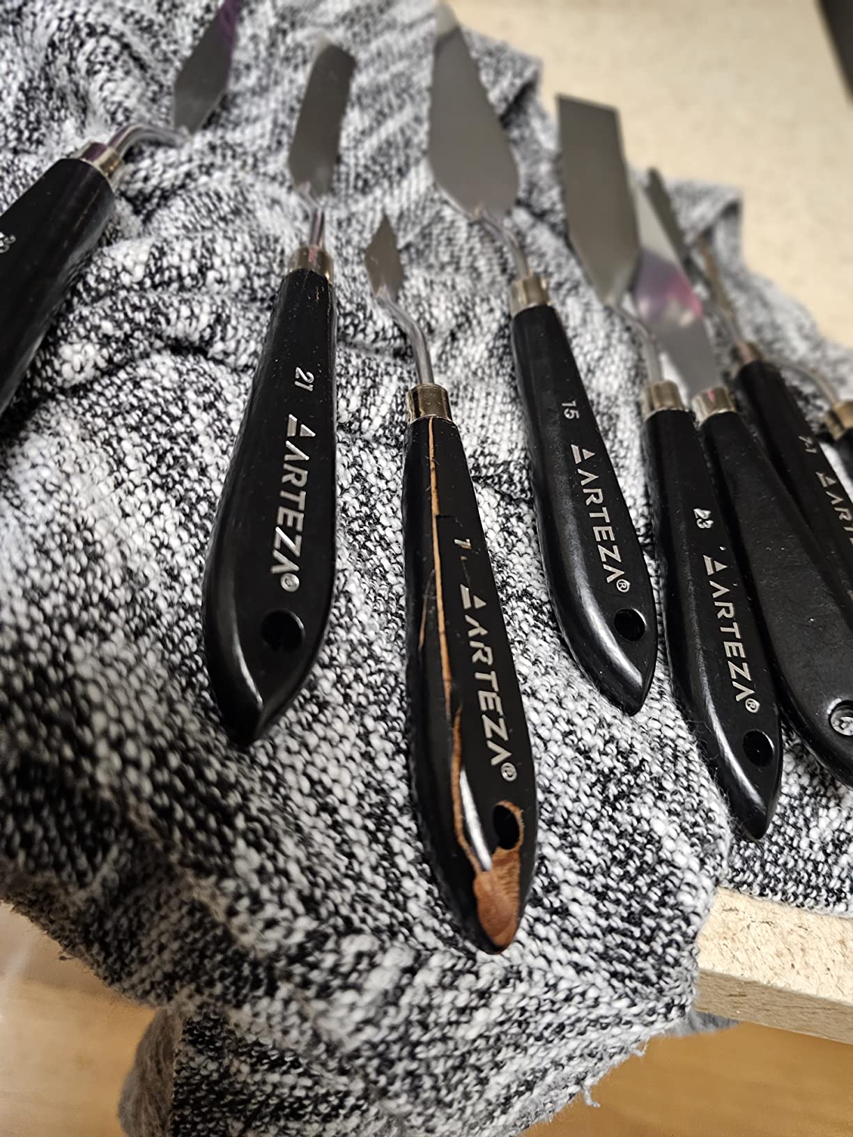 ARTEZA Palette Knives, Set of 8, Stainless Steel for Acrylic and Oil Paint | Thin Flexible Break-Resistant Blades and Ergonomic Wooden Handles, For Mixing, Spreading, Layering and Textured Painting customer photo 2