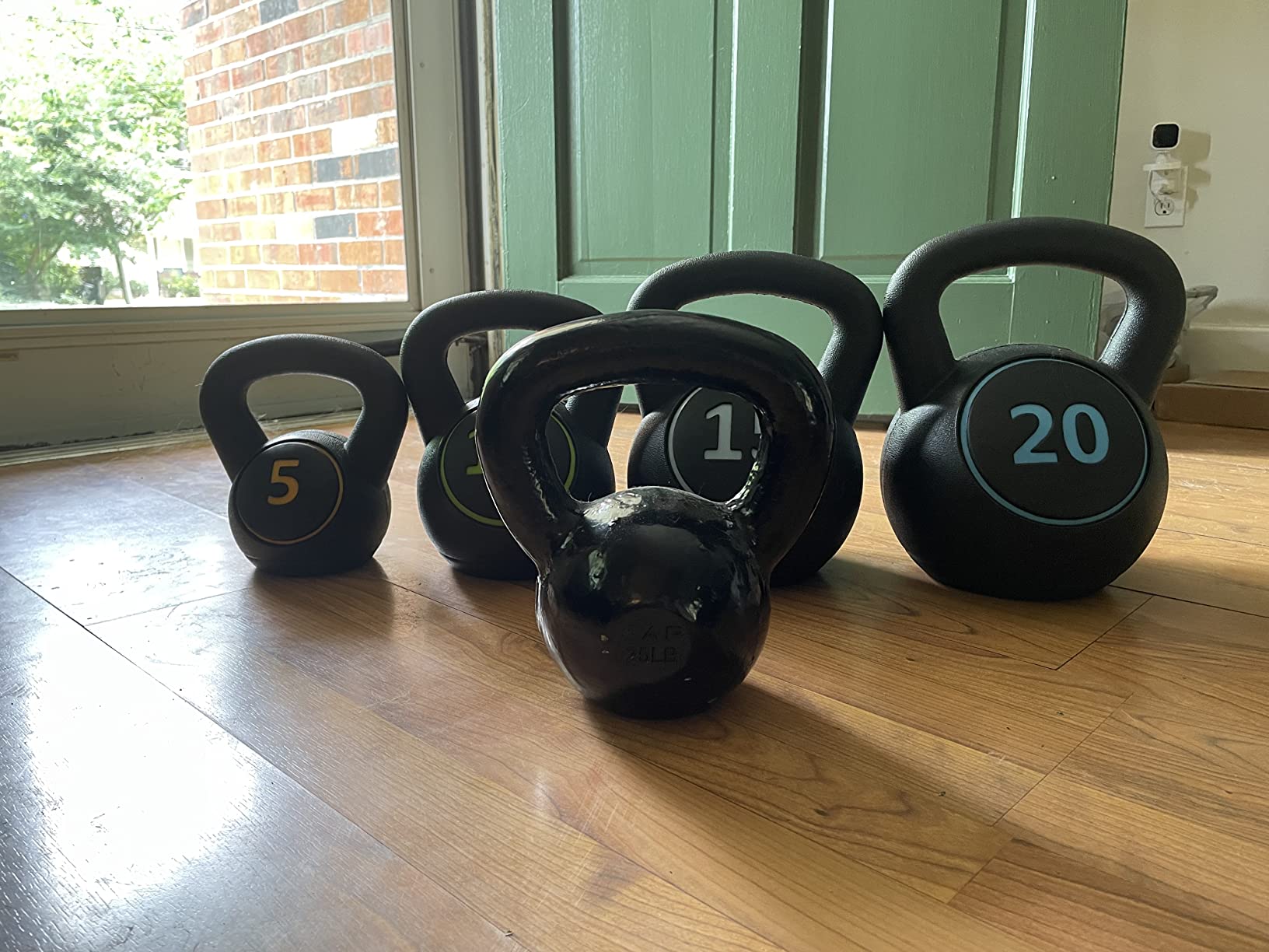 Yaheetech 4 Piece Kettlebell Set 5lb 10lb 15lb 20lb Strength Training Black customer photo 2