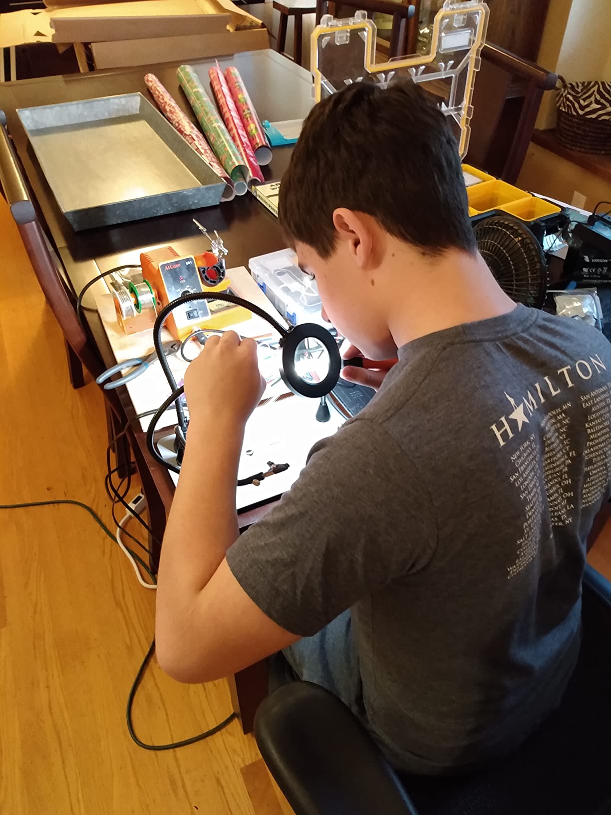 SainSmart Magnetic Helping Hands Soldering Station with an 11.1 x 7.1 Inch Larger Base, 5X LED Magnifying Lamp, 4 PCB Circuit Board Holder & 4 Flexible Magnetic Helping Hands customer photo 2