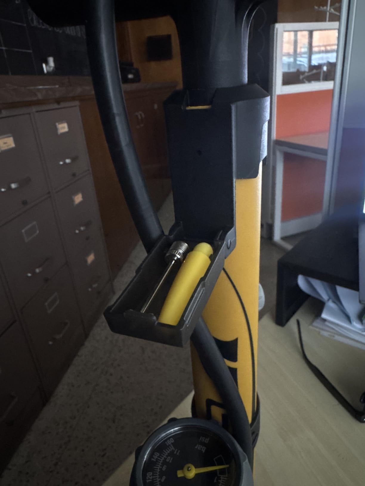 BV Bicycle Pump Durable Bike Floor Pump 17/24 inch Smart Valve Head, 160 psi, Automatically Reversible Presta and Schrader customer photo 1