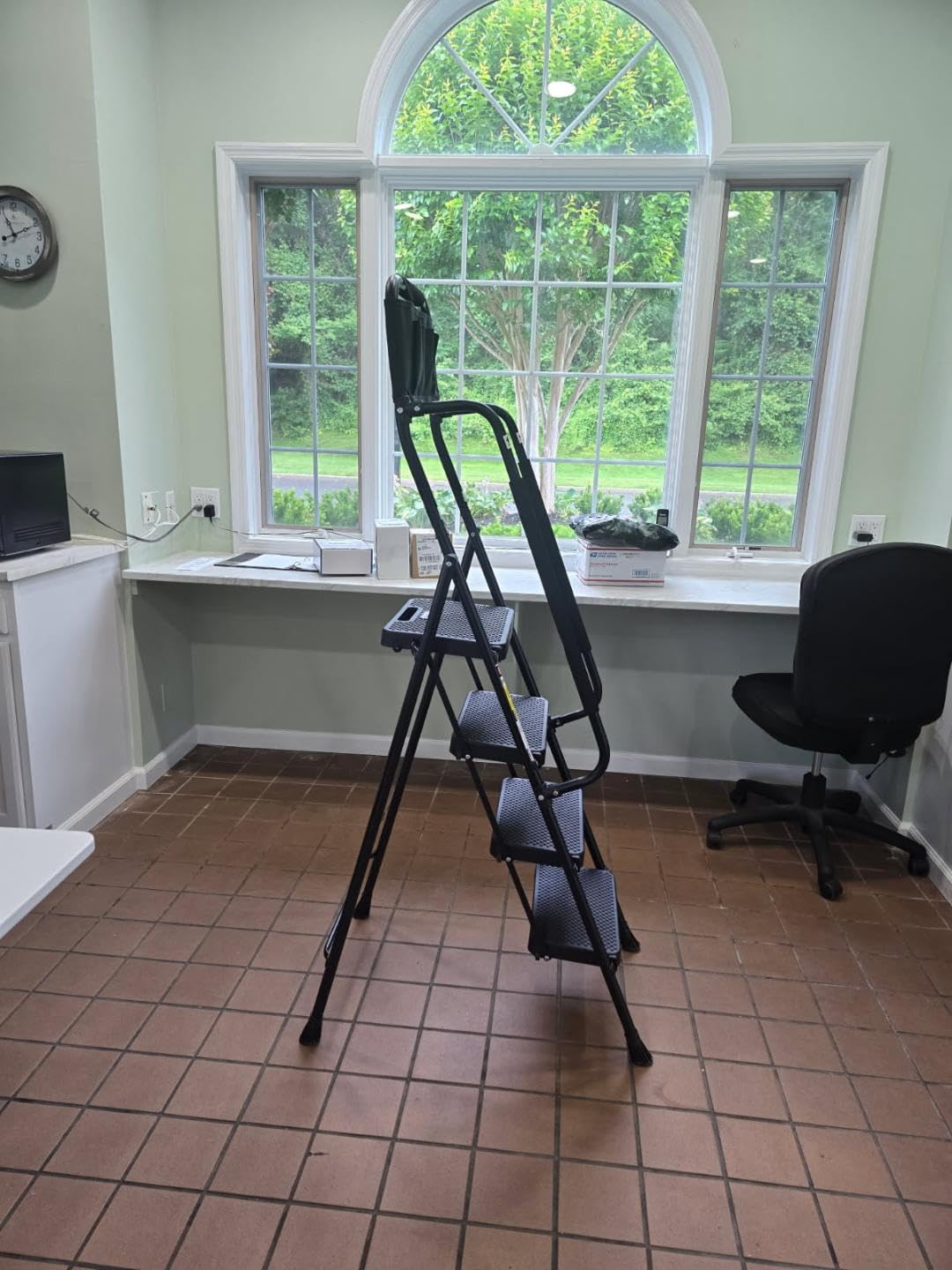 HBTower Step Ladder with Handrails, 4 Step Ladder with Attachable Tool Bag | Anti-Slip Wide Pedal for Home Kitchen Pantry Office, Black customer photo 2